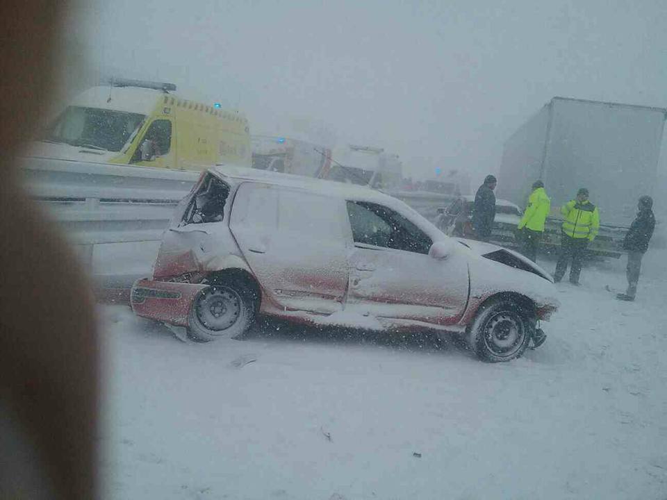 Тежка верижна катастрофа в Словакия заради снежна буря