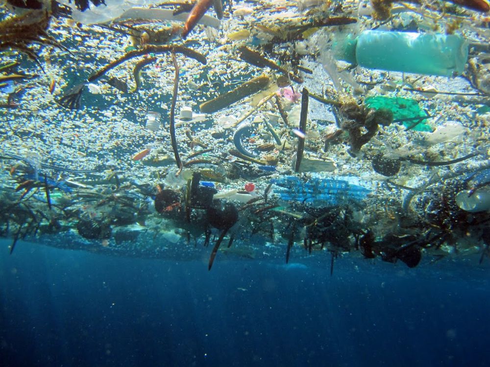 Пластмасовите боклуци плуват по повърхността на океана