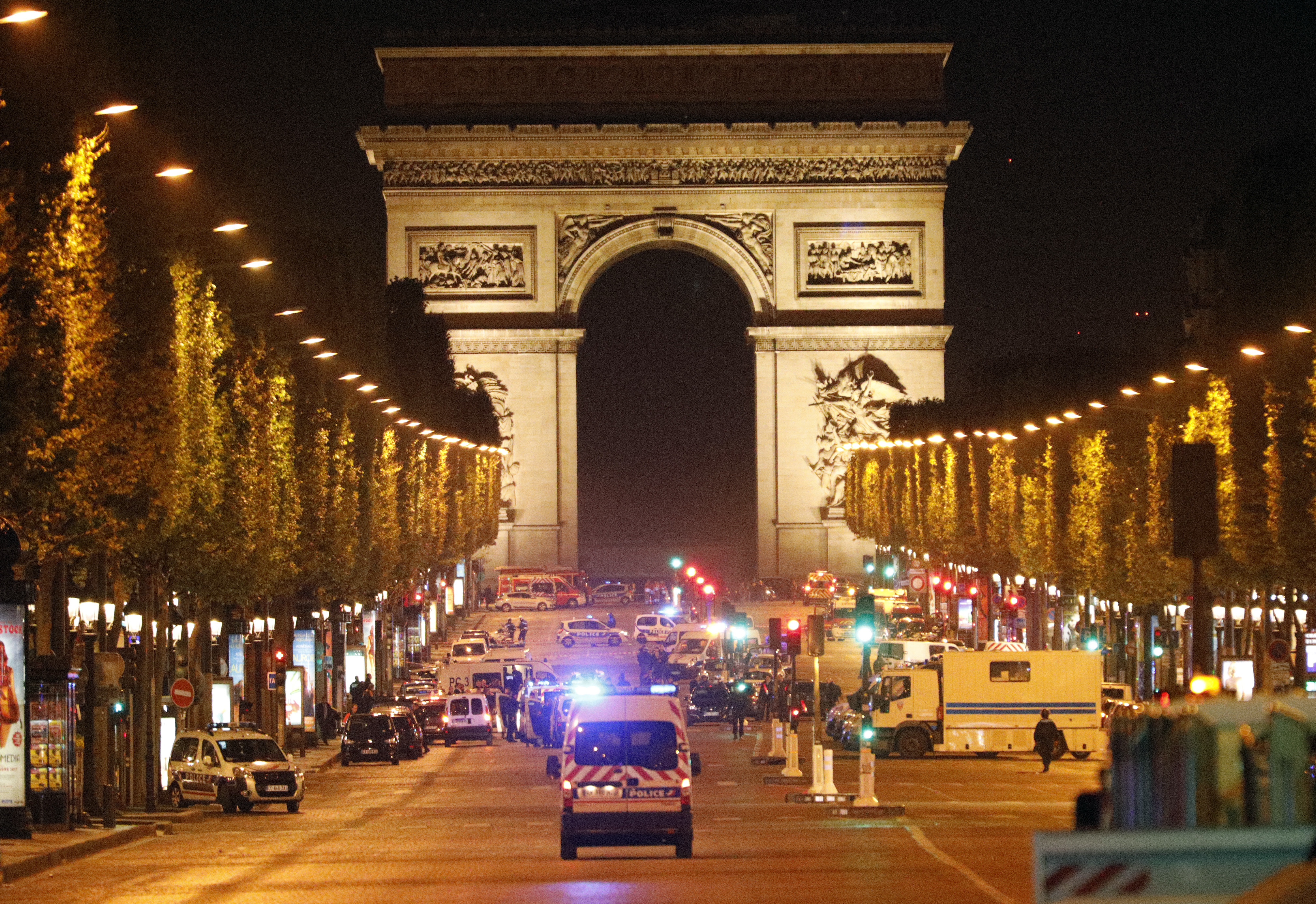 Полицията блокира центъра на Париж след терористична атака, при която беше убит полицай