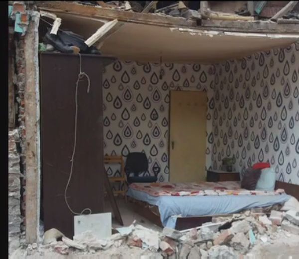 Строителите обещаха да възстановят стената на къщата на Ковачеви
