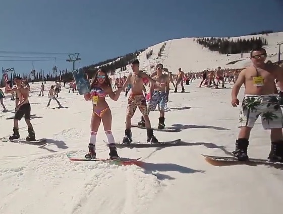 Смелчаци на сноуборд по бански в Русия (Видео)