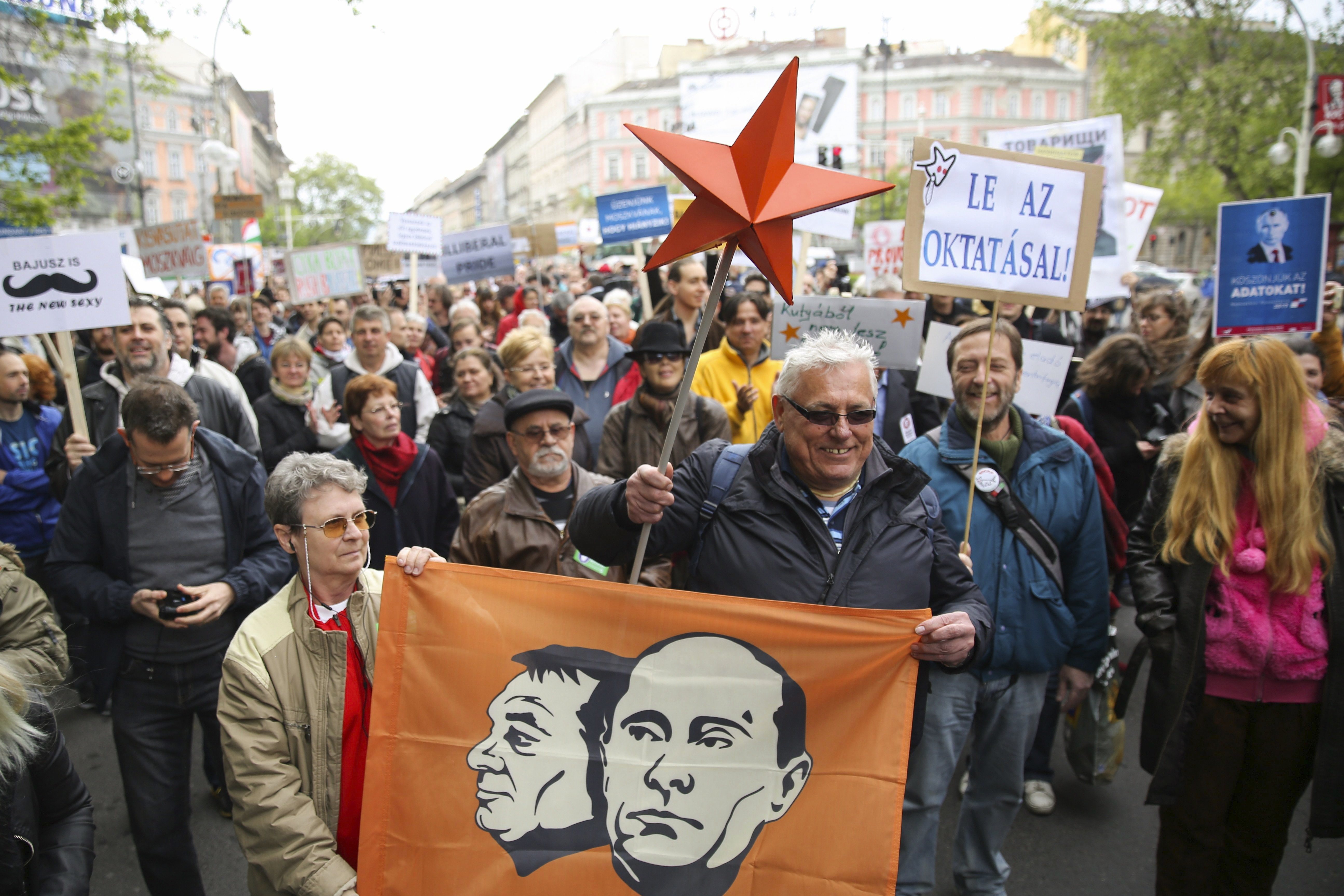 Хиляди унгарци протестираха с ирония срещу Виктор Орбан