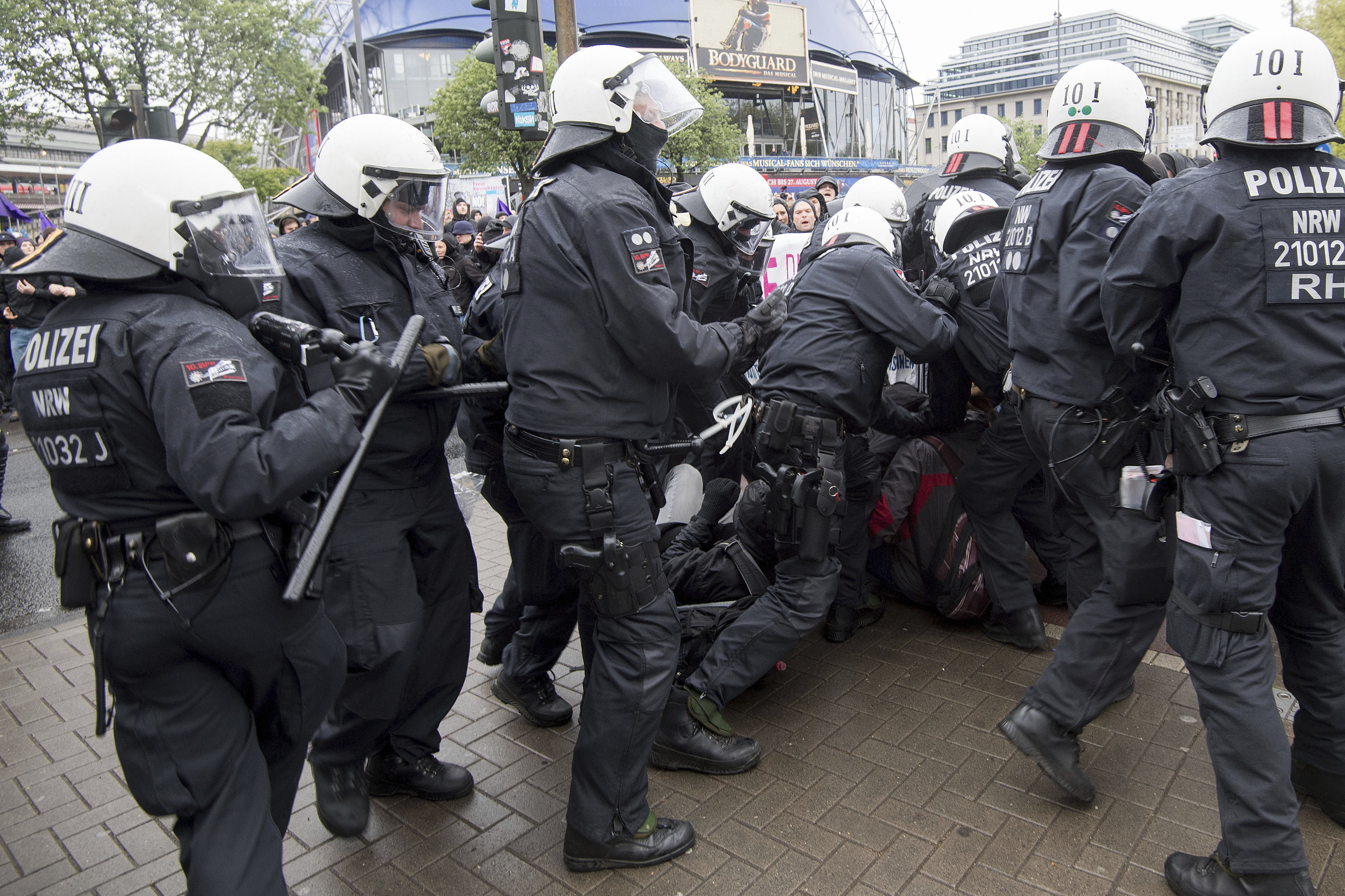 Ранени полицаи и запалена кола по време на протести в Кьолн