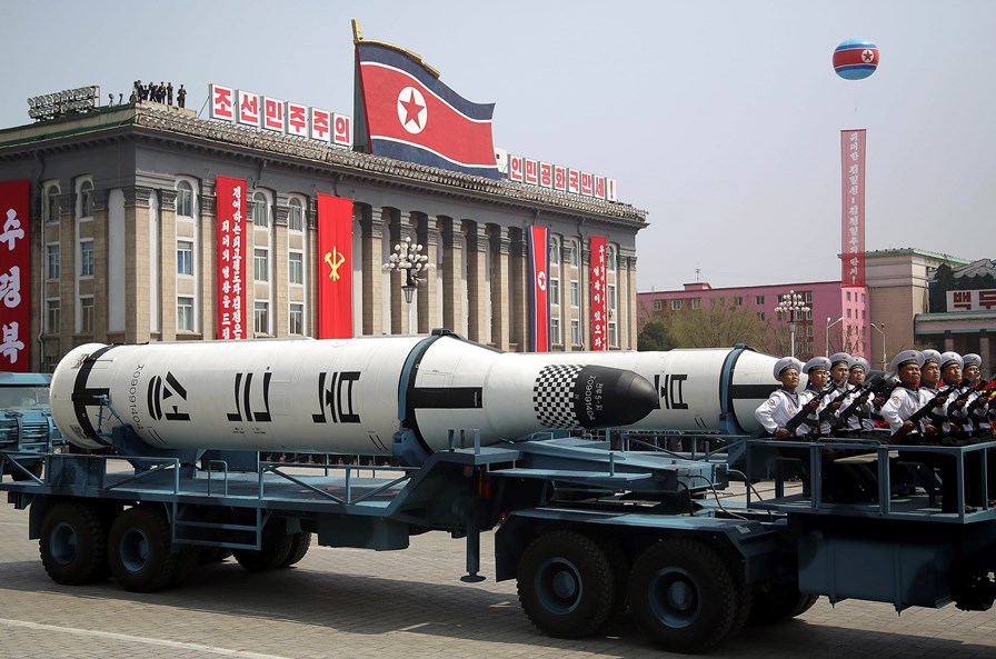 Северна Корея показа ракети за изстрелване от подводници