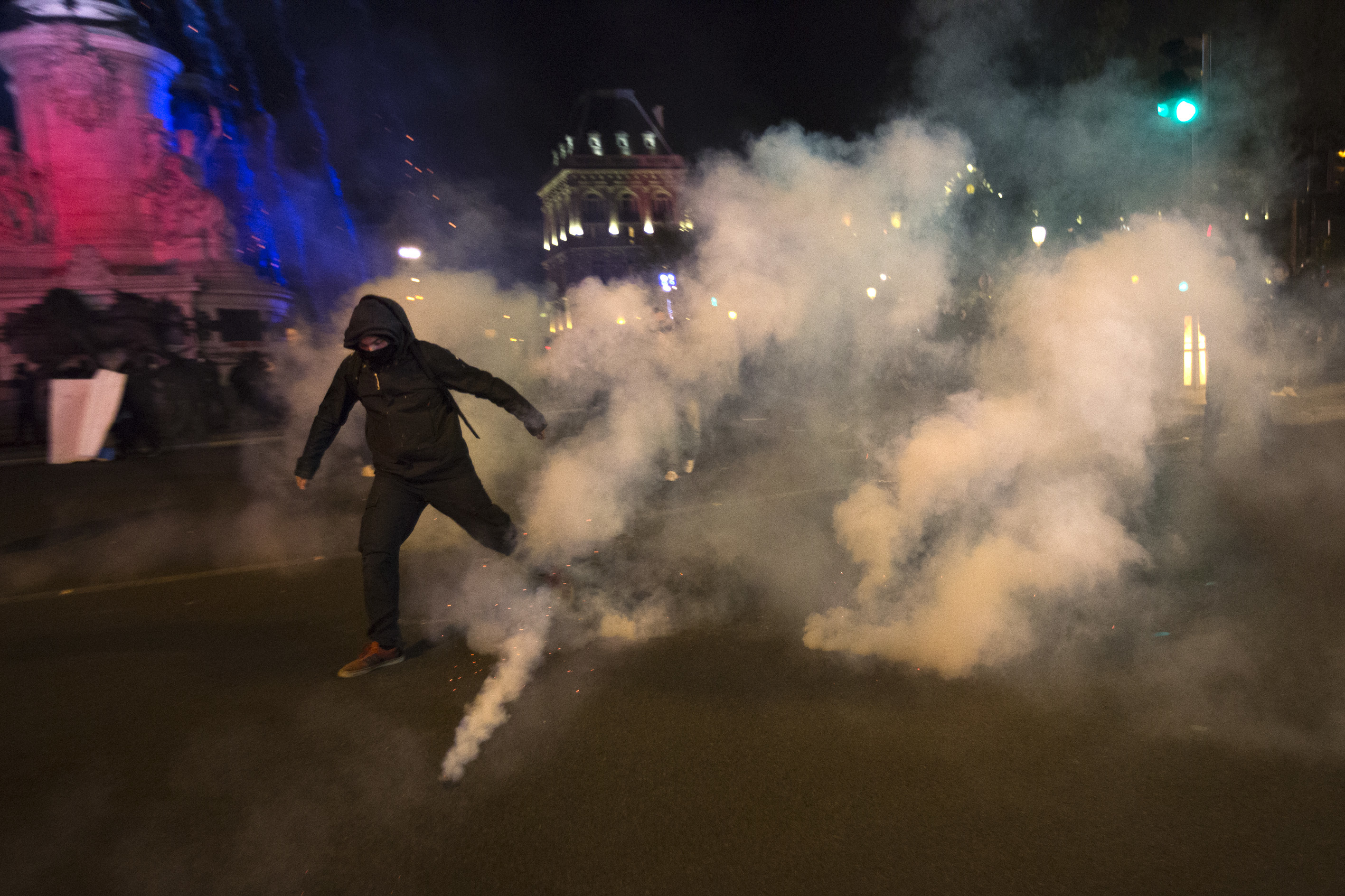 Демонстранти и полиция се сблъскаха в Париж