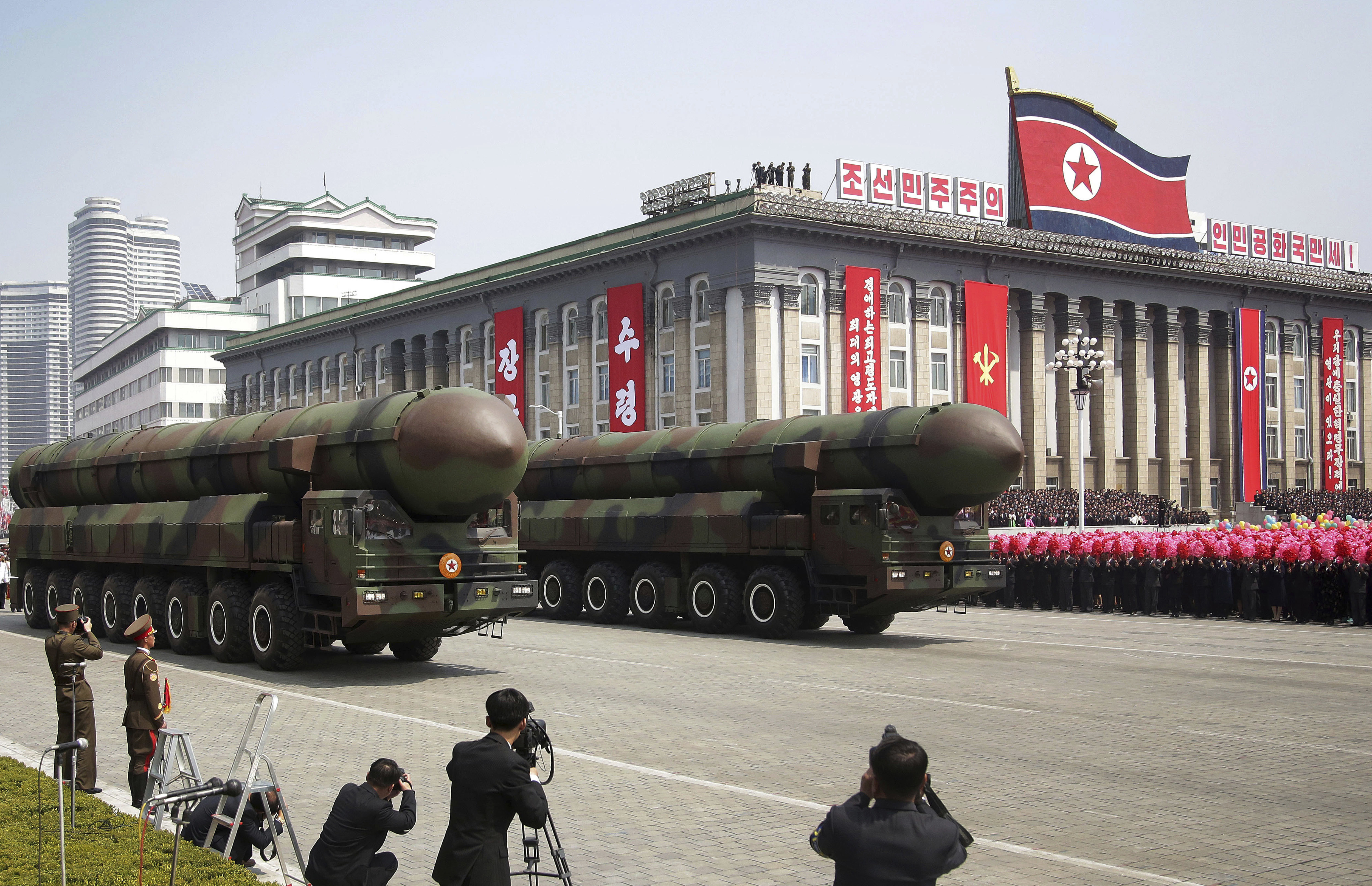 Ракети на военен парад в Пхенян на 15 април