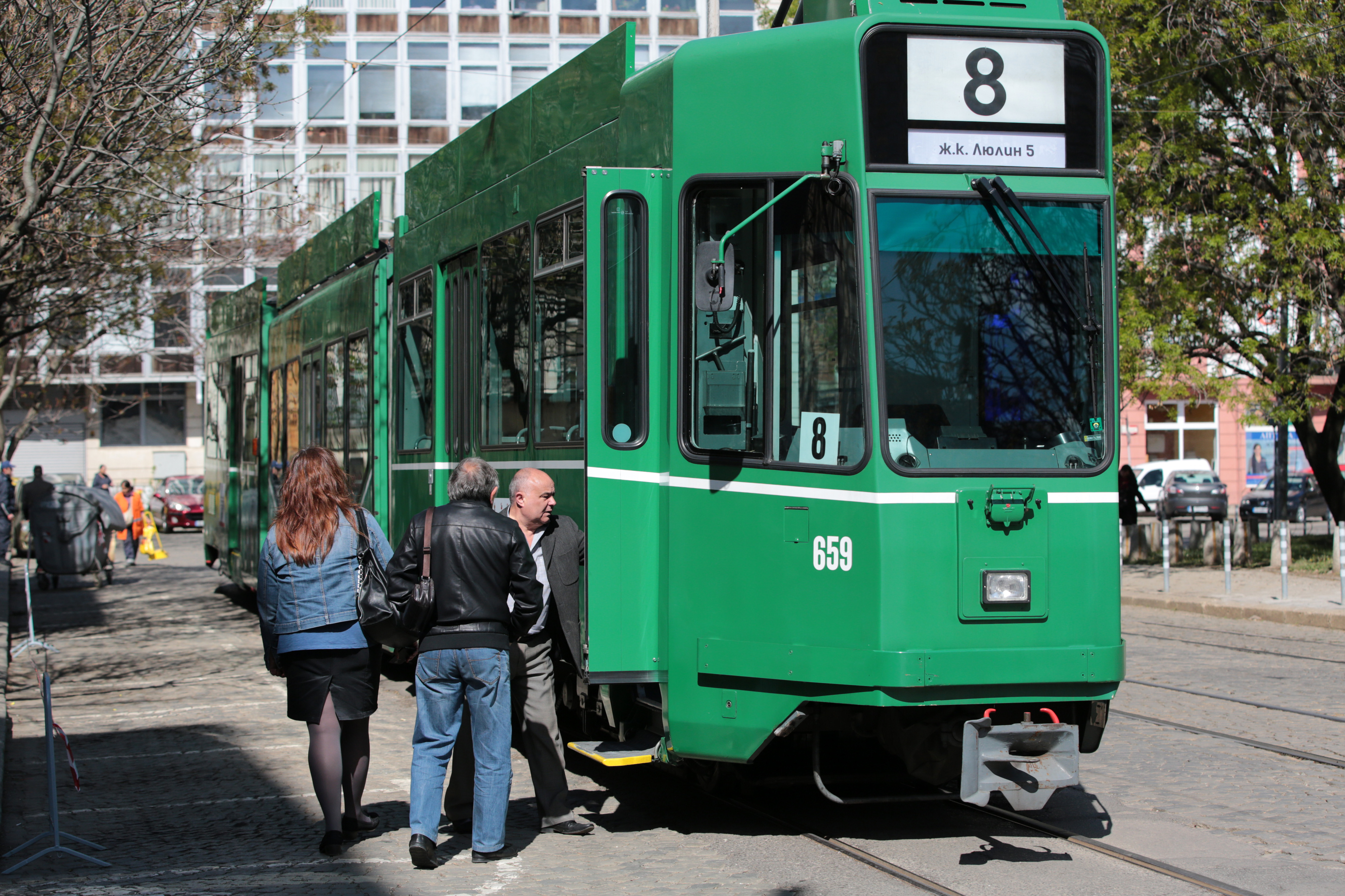 4 швейцарски трамвая се движат в София от днес