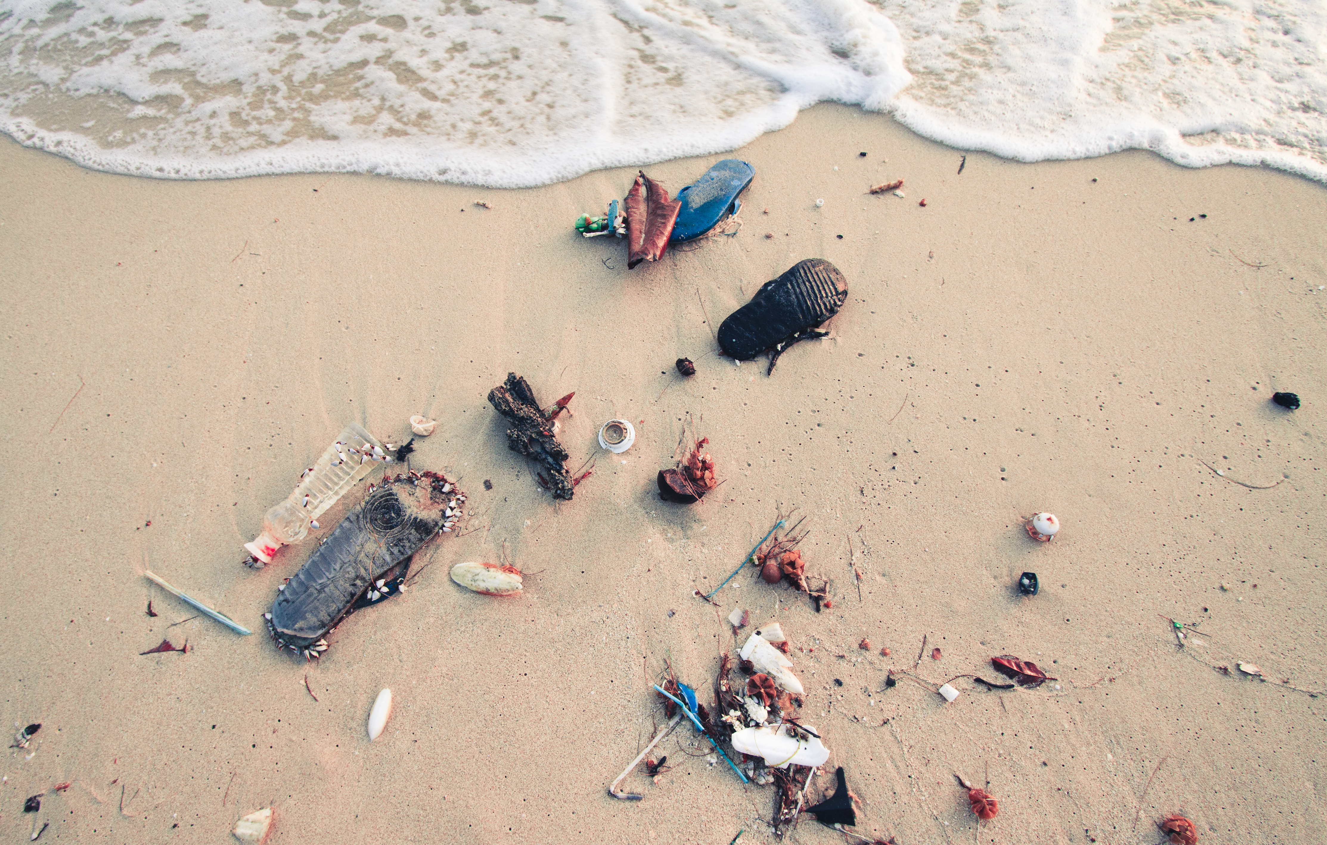 Кораби изхвърлят чували с боклук и варели в морето