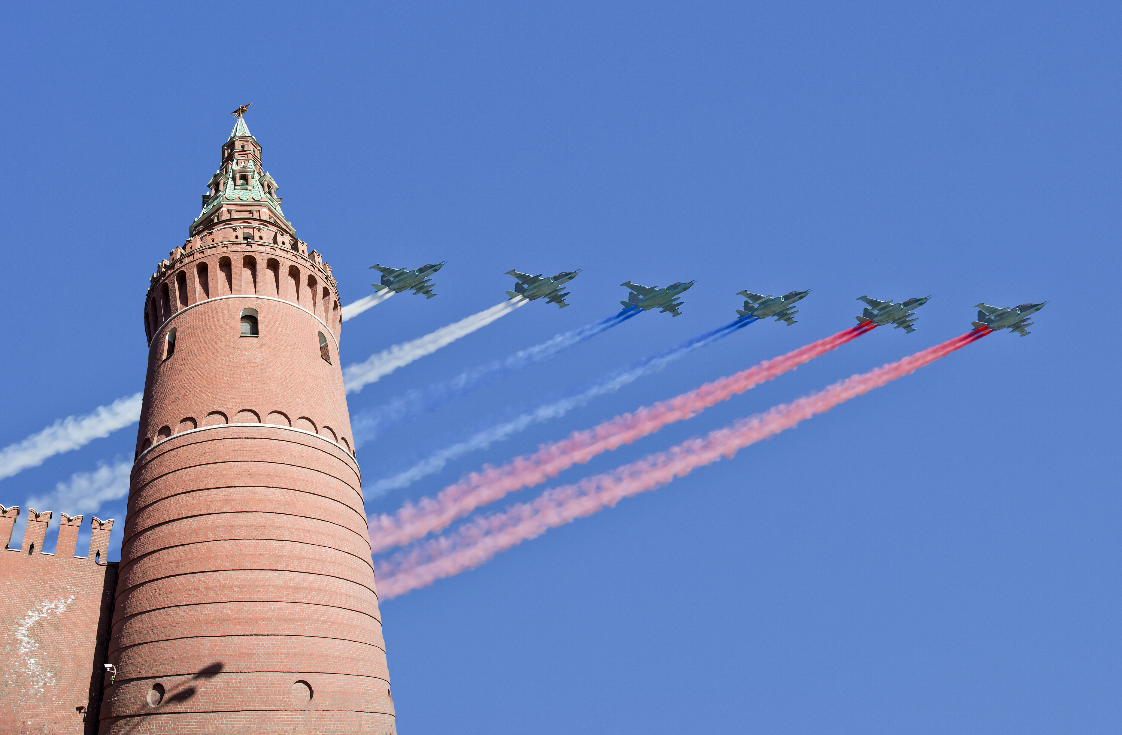 Военни самолети прелитат над Кремъл в предишен парад за Деня на победата