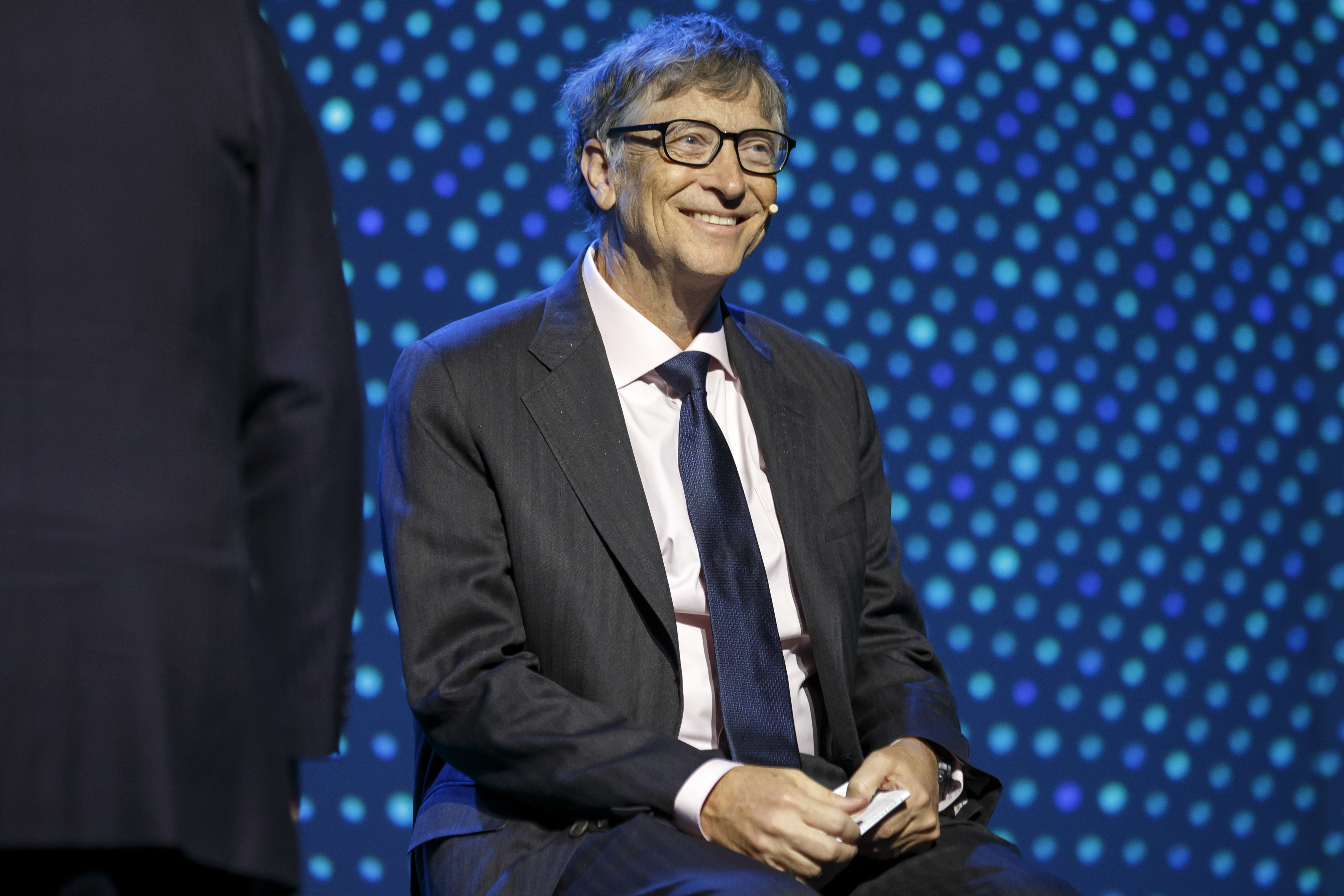 Бил Гейтс – най-богатият човек в света със състояние, което се оценява на 86,8 млрд. долара, е изгубил 1 млрд. долара