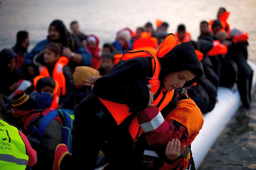 Бежанци в лодка пристигат на остров Лесбос