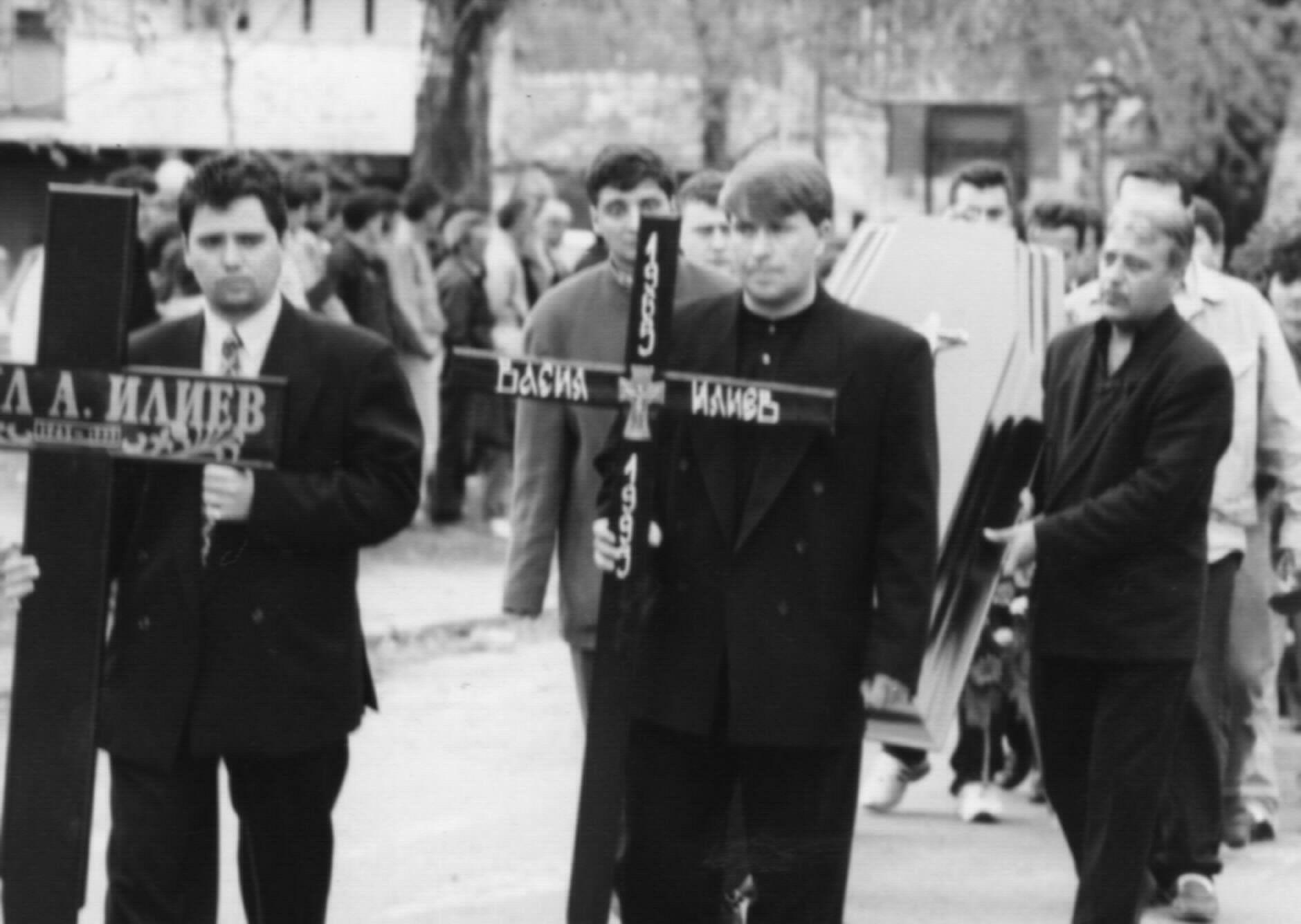 Маймуняка носи кръста на погребението на Васил Илиев
