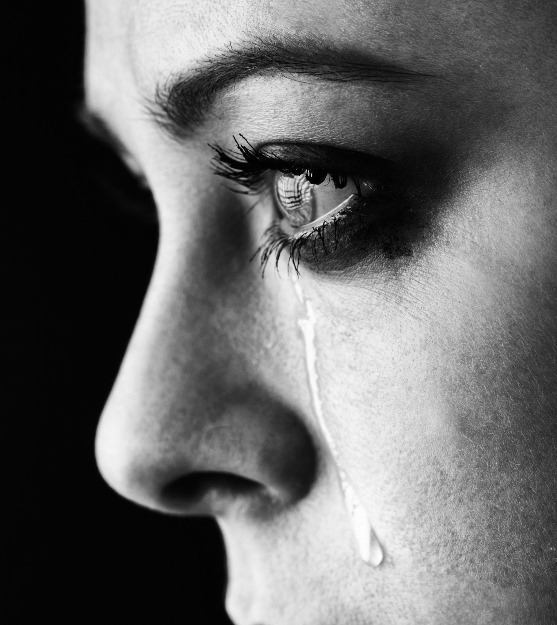 Слезы делают сильнее. Слезы женщины. Картинка слёзы в глазах и боль. Фото черно белое женщин слезы. Картинка Маша со слезами.