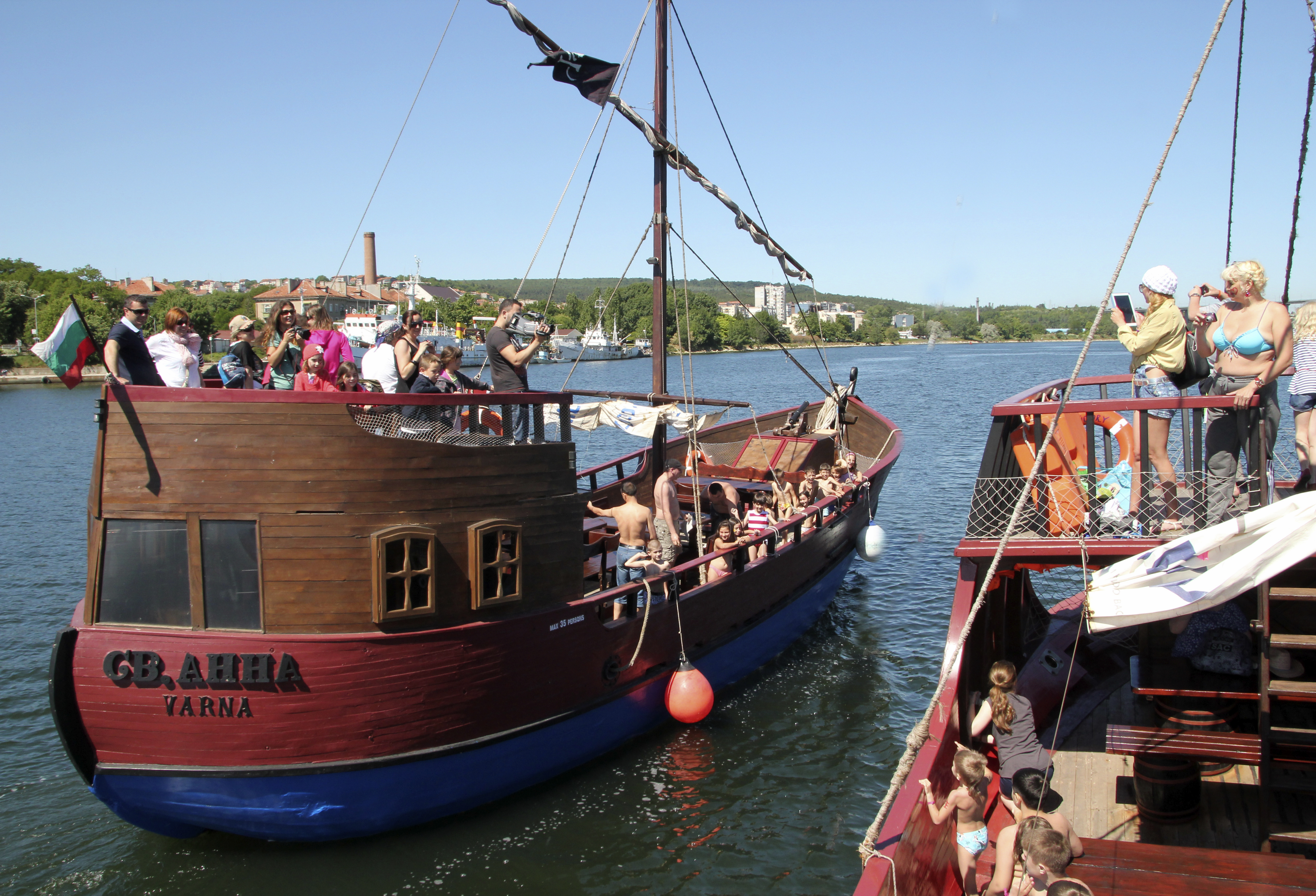 Стари корабчета се използват и за забавление и разходка на туристите във Варна