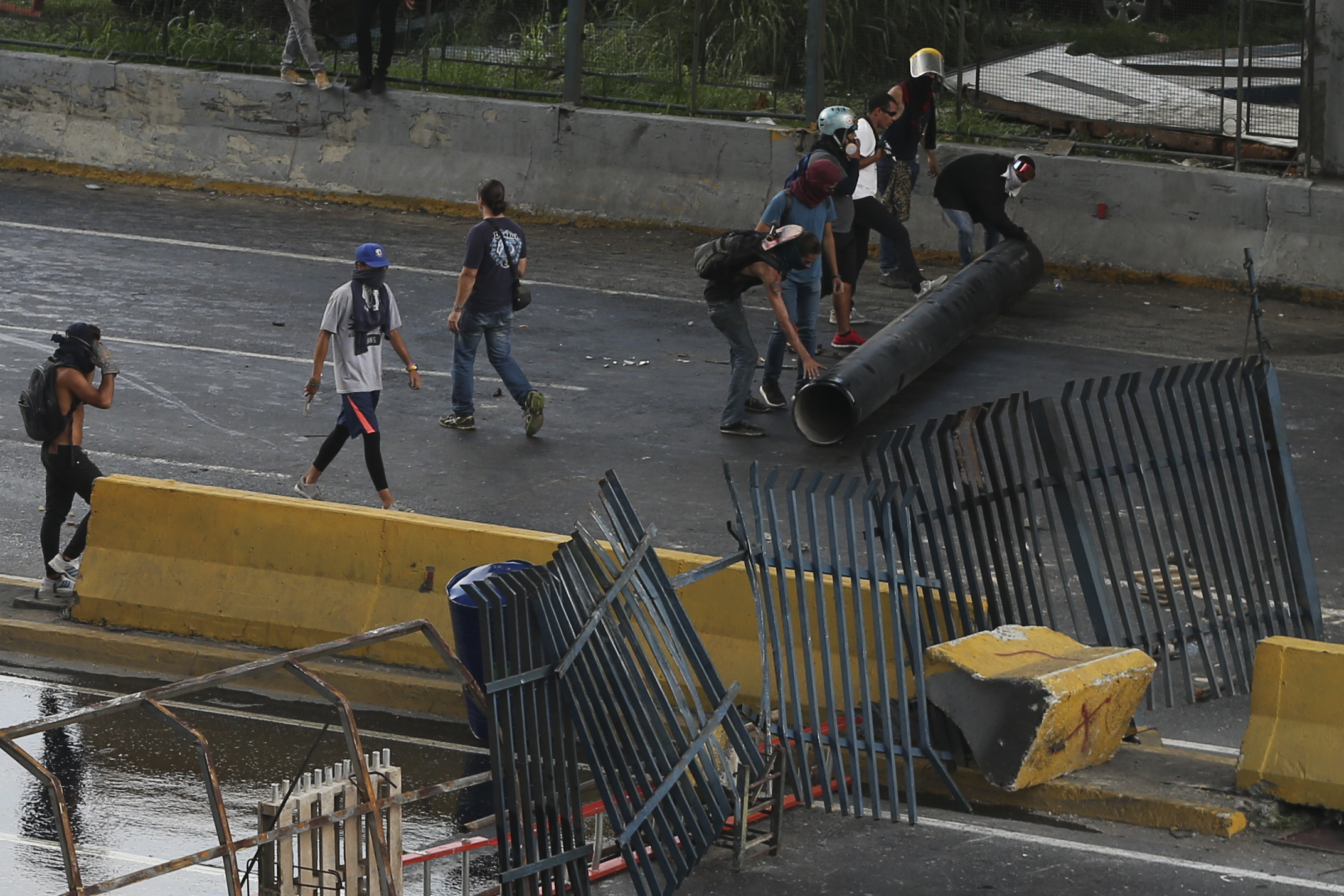 24 убити за месец протести във Венецуела, искат нови избори