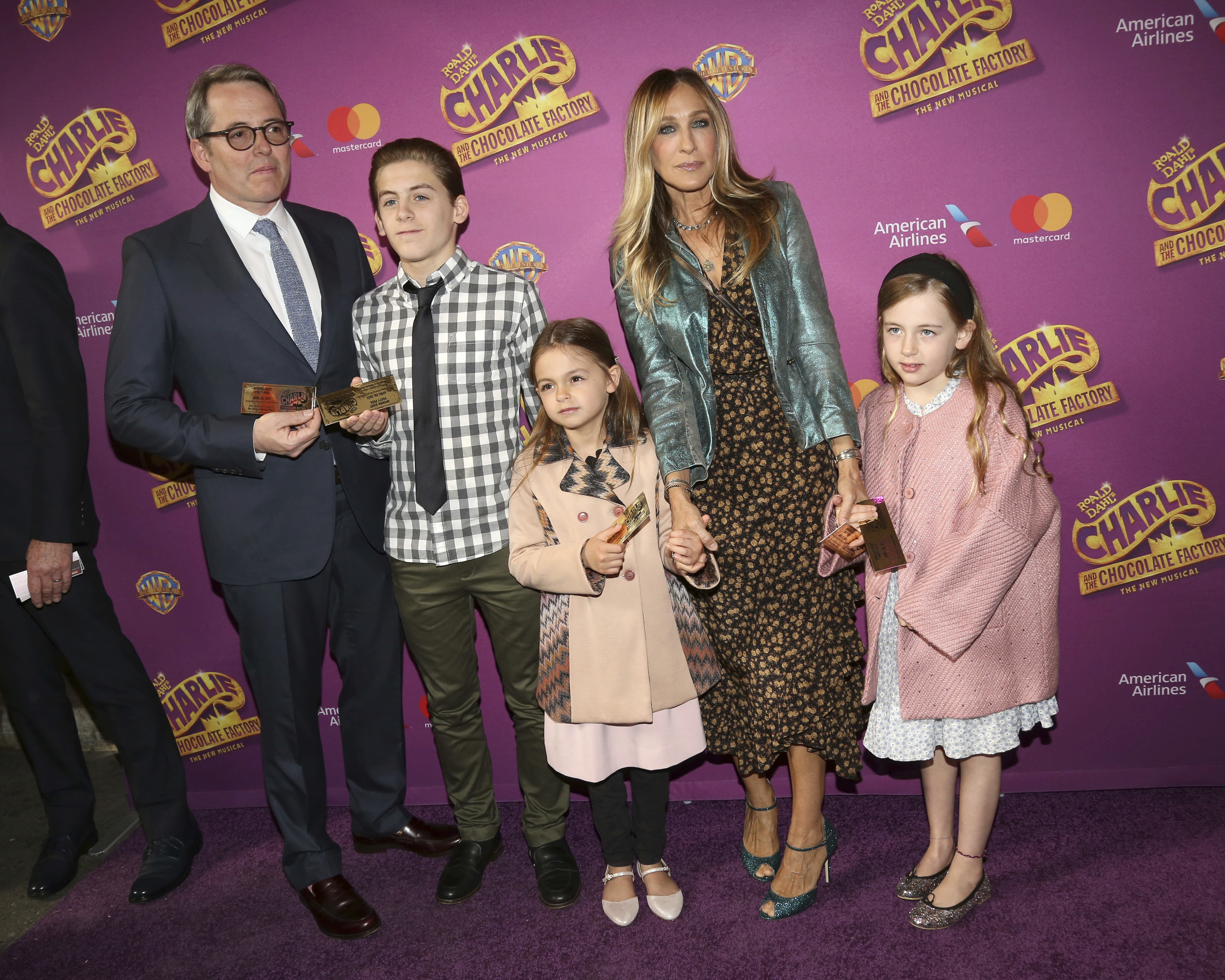 Сара Джесика Паркър и Матю Бродерик със сина им Джеймс и близначките Табита и Марион
