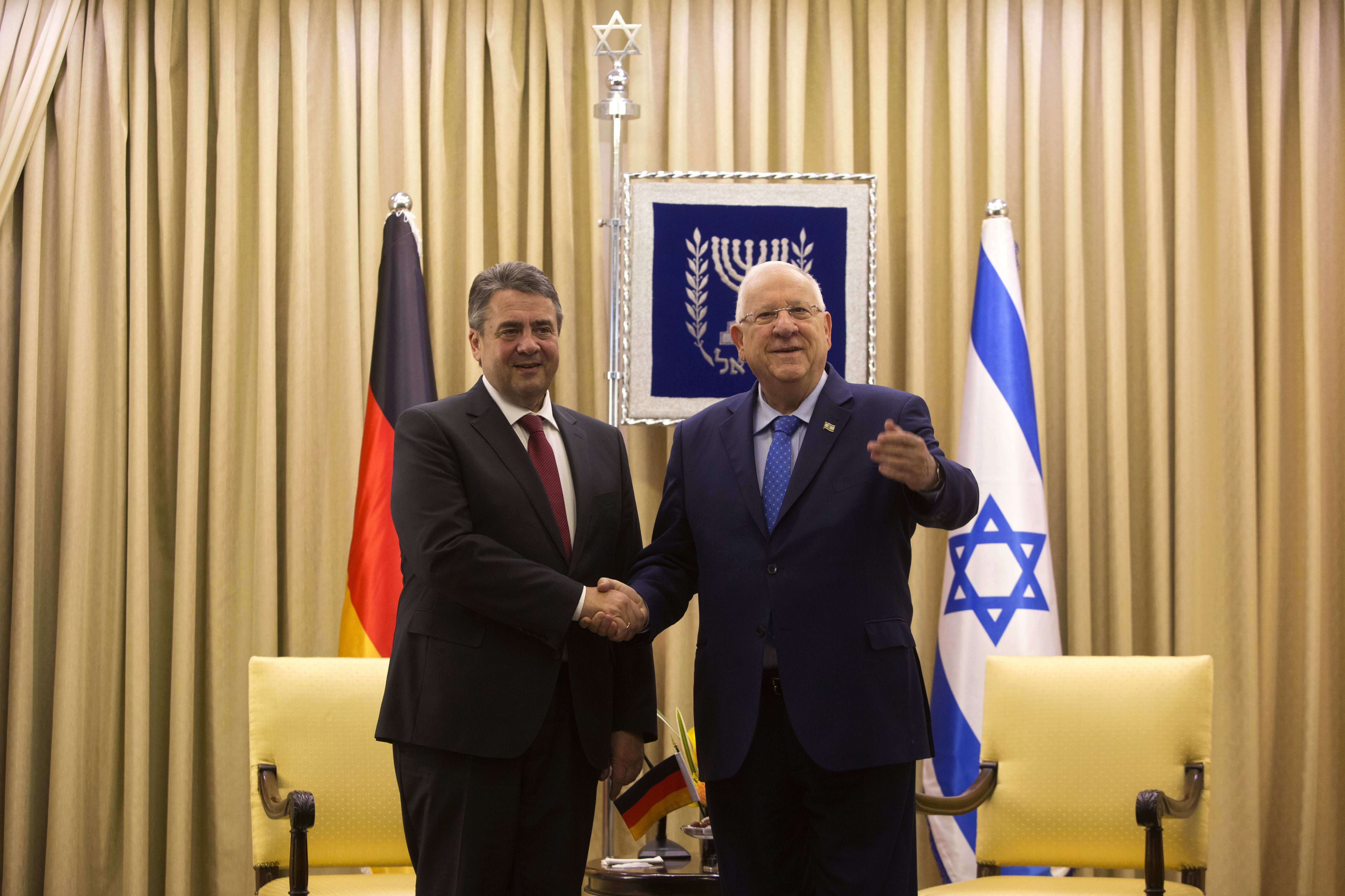 Външният министър на Германия Габриел /вляво/ бе приет от президента на Израел Ривлин в Йерусалим, въпреки отказа на Нетаняху