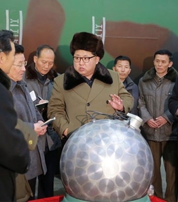 Ким Чен Ун позира пред ядрена бойна глава