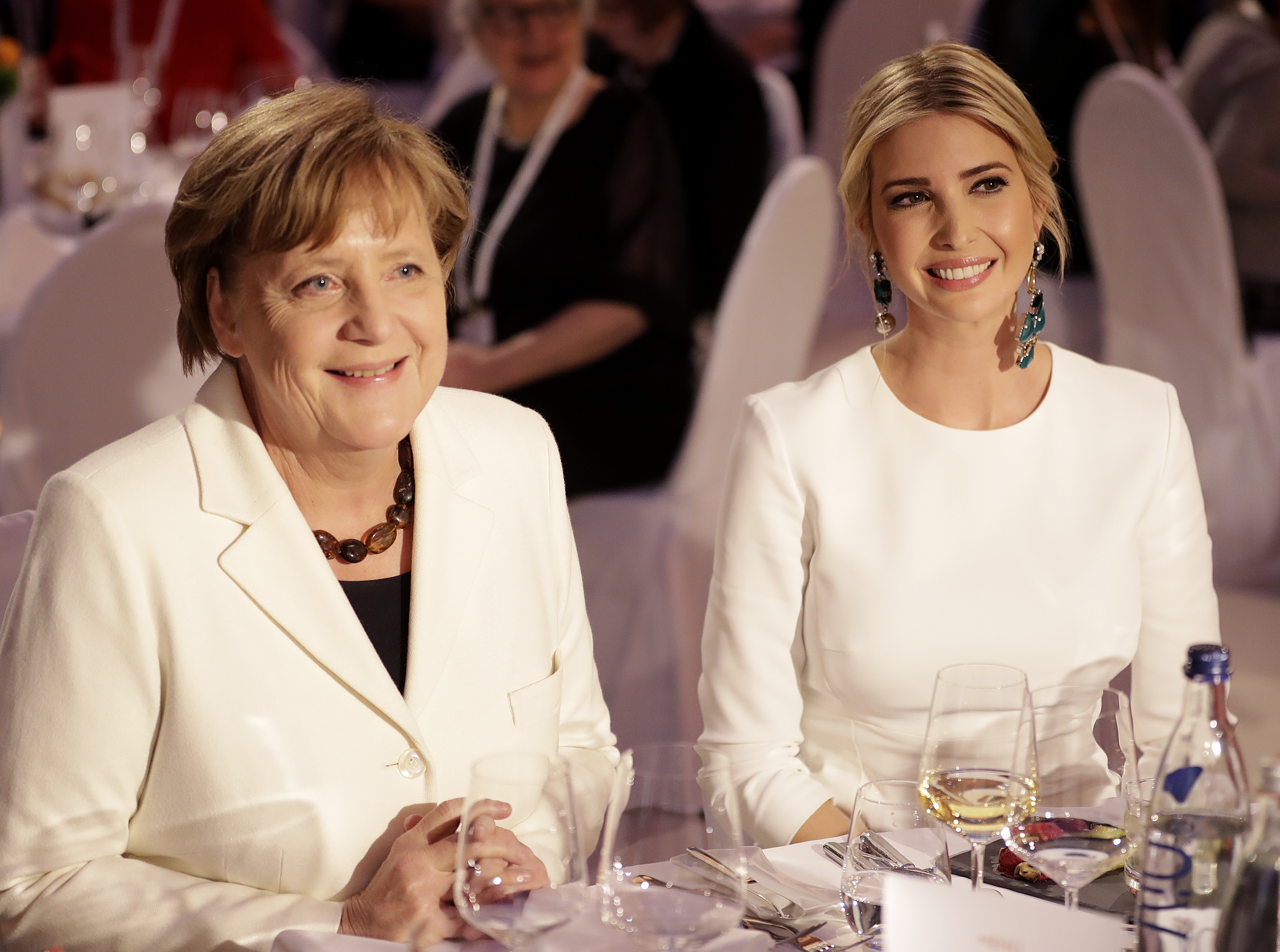 Иванка и Меркел се облякоха в тон на гала вечеря
