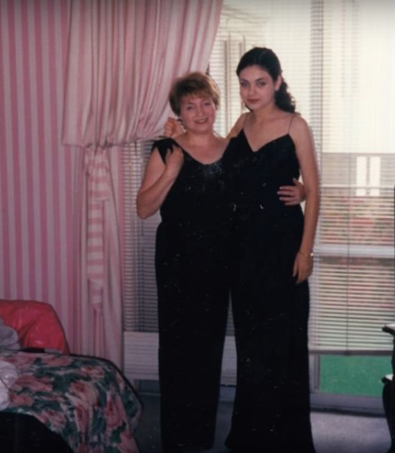 Мила Кунис и майка й в дома си