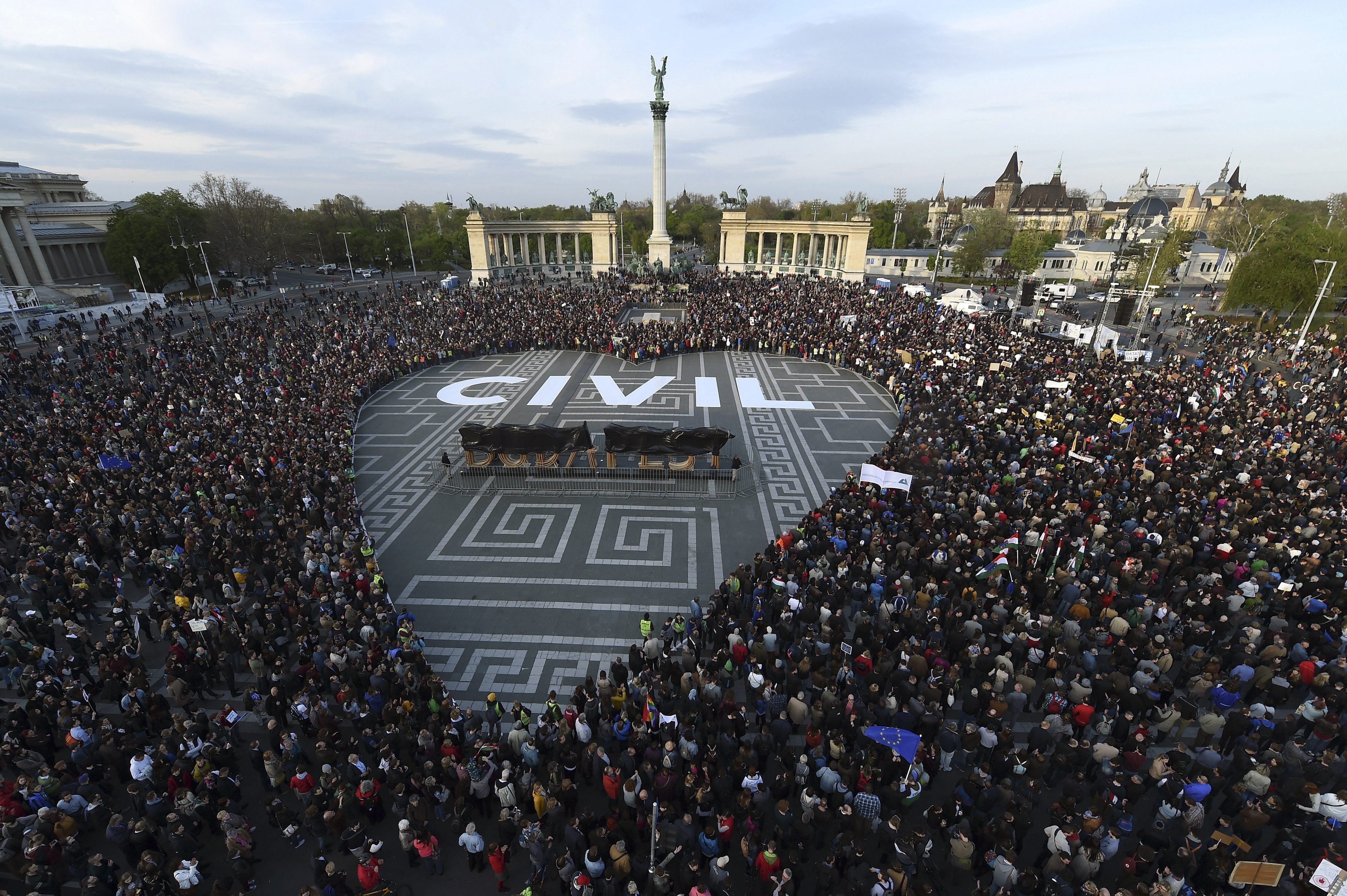 На 12 април Площадът на героите в Будапеща се напълни с демонстранти в защита на неправителствените организации