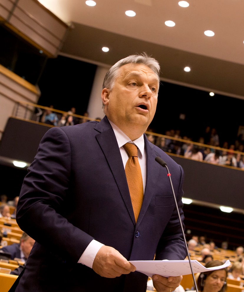 Критиките на Европарламента са насочени срещу влошаването на демокрацията по време на управлението на Орбан