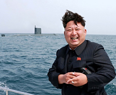 Ким Чен-ун позира пред подводници клас Sinpo след успешен ракетен тест