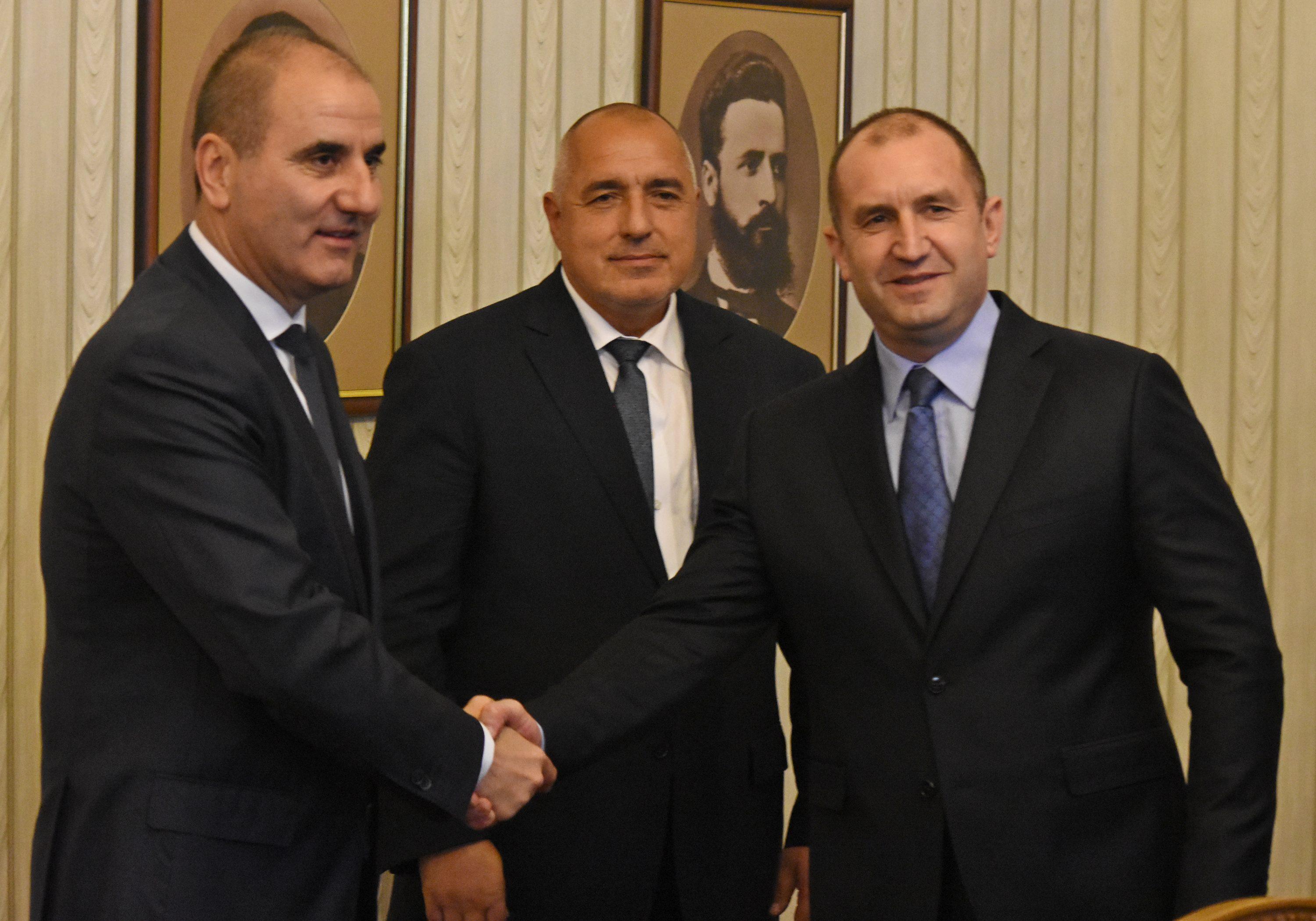 Президентът стисна ръцете на Бойко Борисов и Цветан Цветанов