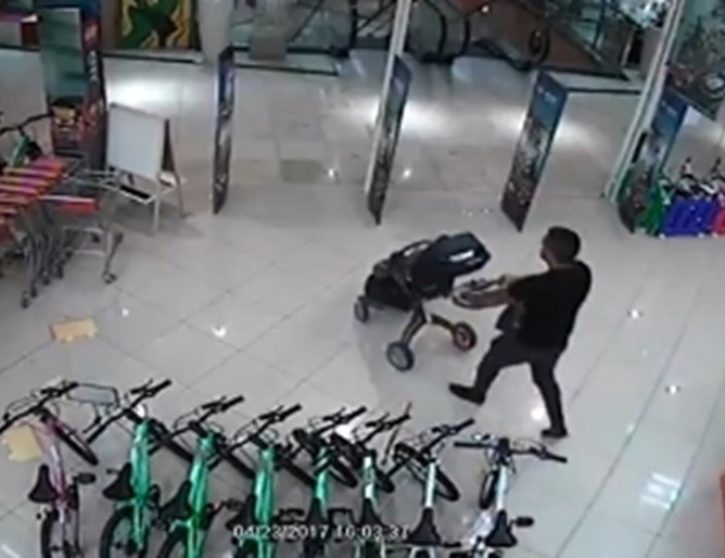 От магазина първи излиза мъжът с детето в тяхната си количка