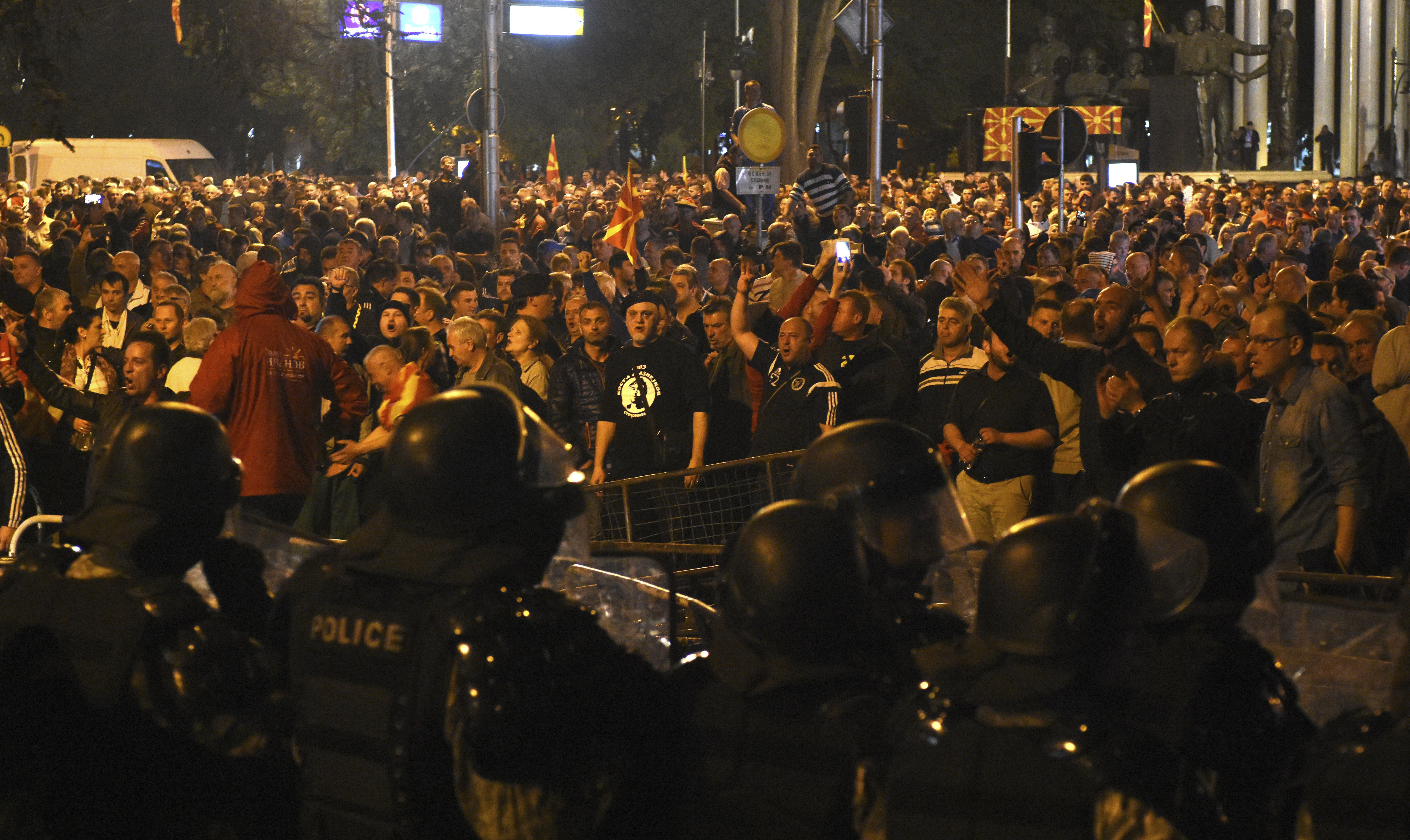 Протестиращи нападат парламента в Скопие на 27 април вечерта