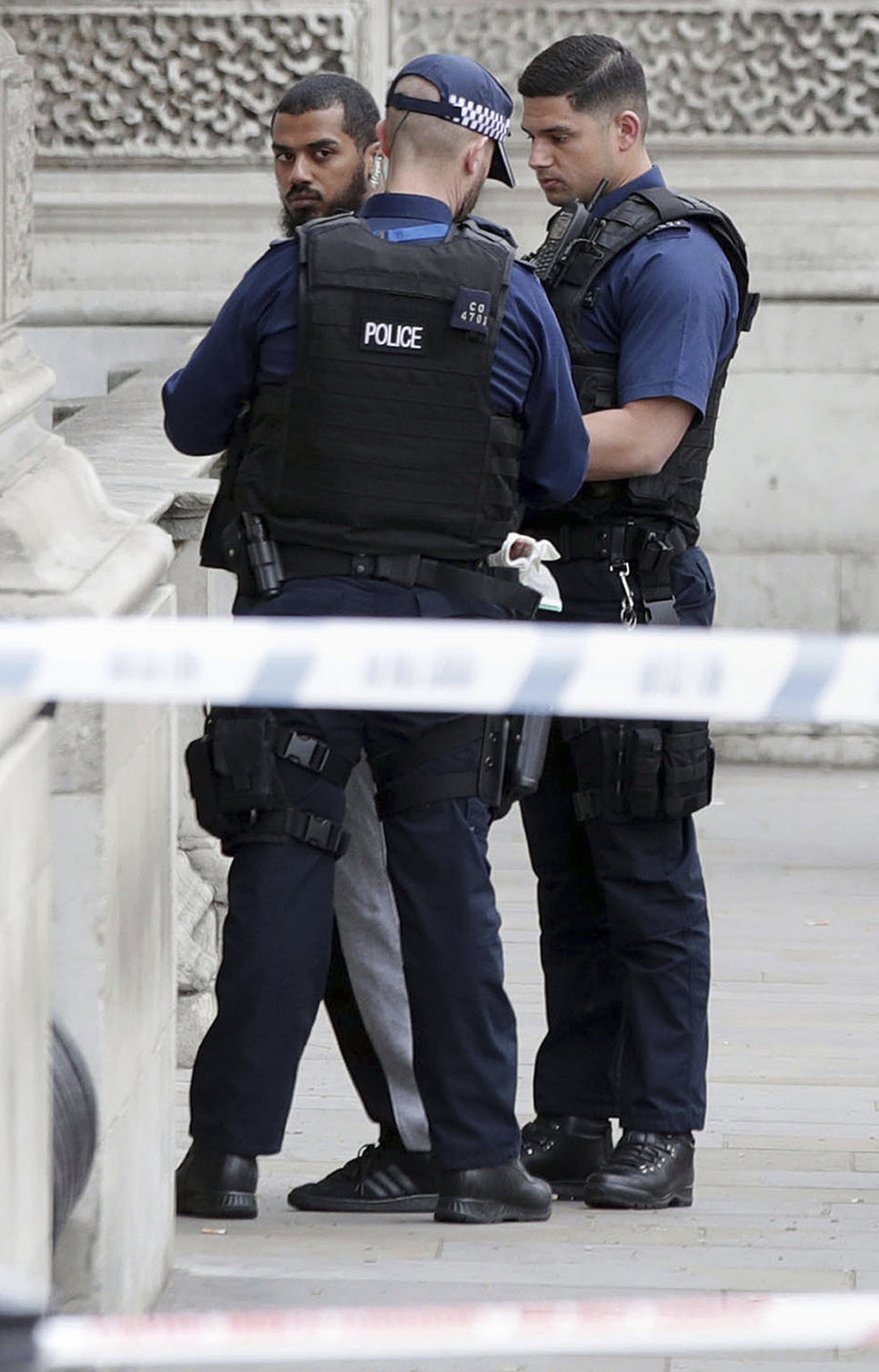 Британската полиция арестува със стрелба терористи