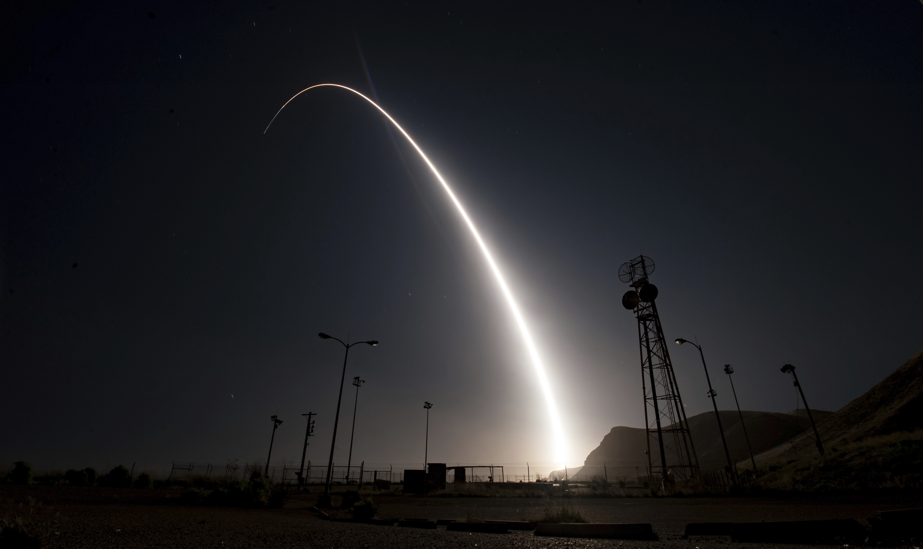 Тест на ракета Минитмън 3 рано сутринта на 26 април, изстреляна от база в Калифорния. Мишената е била в Тихия океан