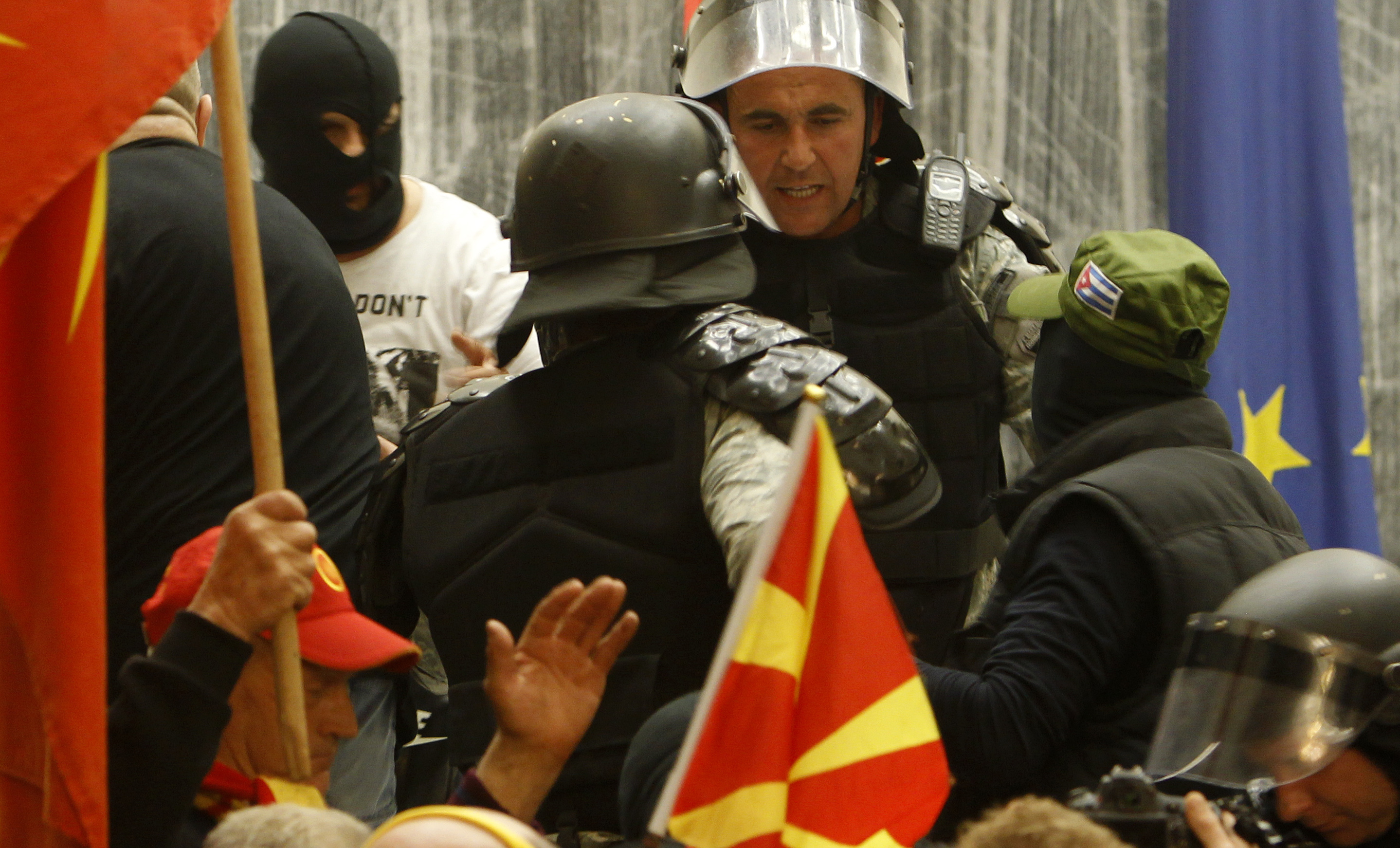 Полиция се опитва да спре щурма на протестирашите пред парламента в Скопие