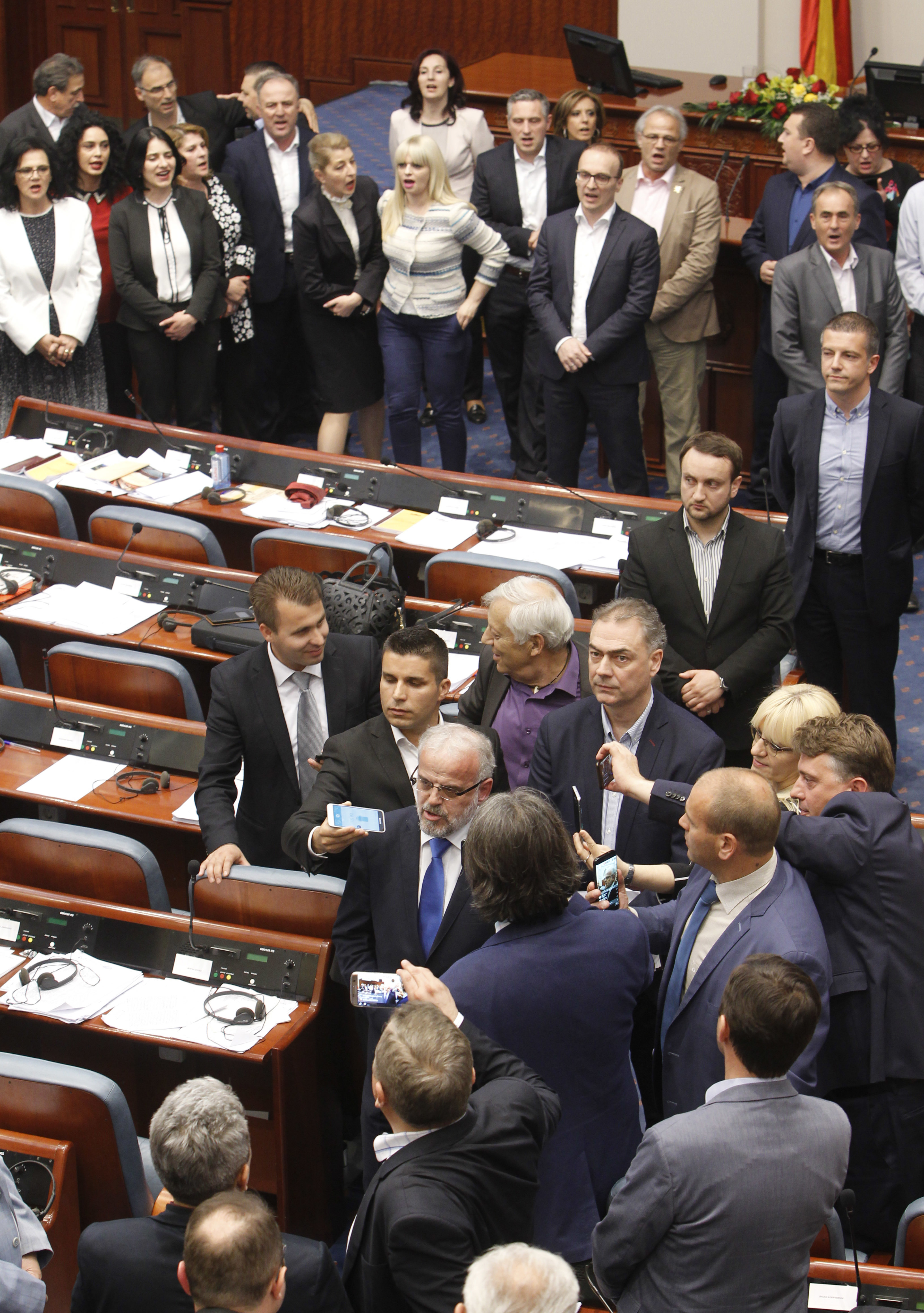 Депутати от ВМРО-ДПМНЕ протестират в парламента. Избран е нов председател - етнически албанец Талат Джафери (в средата)