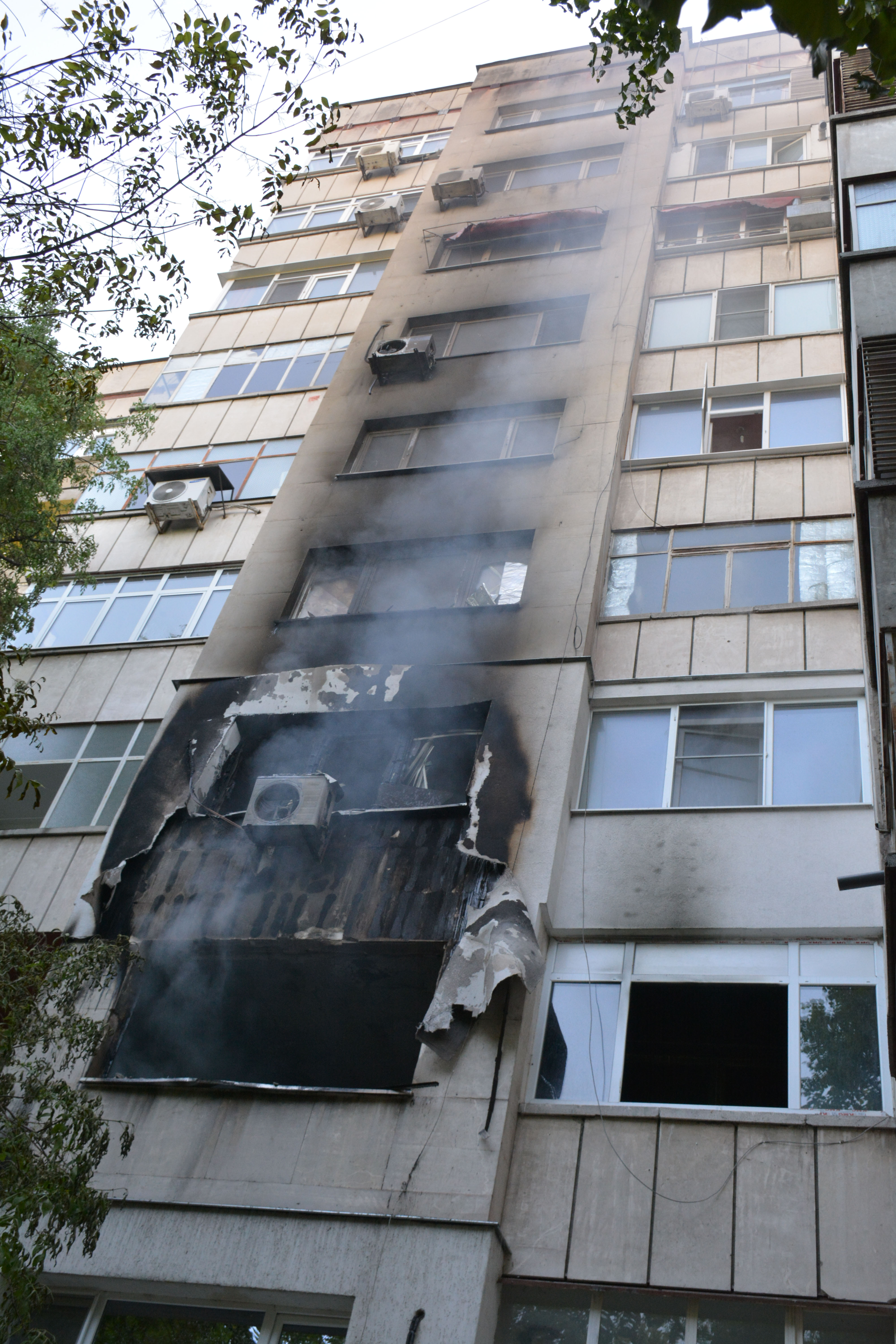 Взрив и пожар в жилищен блок в Русе (снимки)