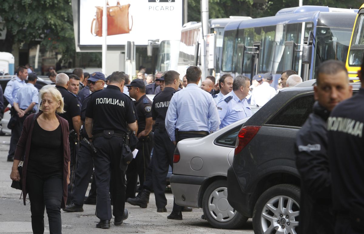 Пред македонския парламент се засилва полицейското присъствие