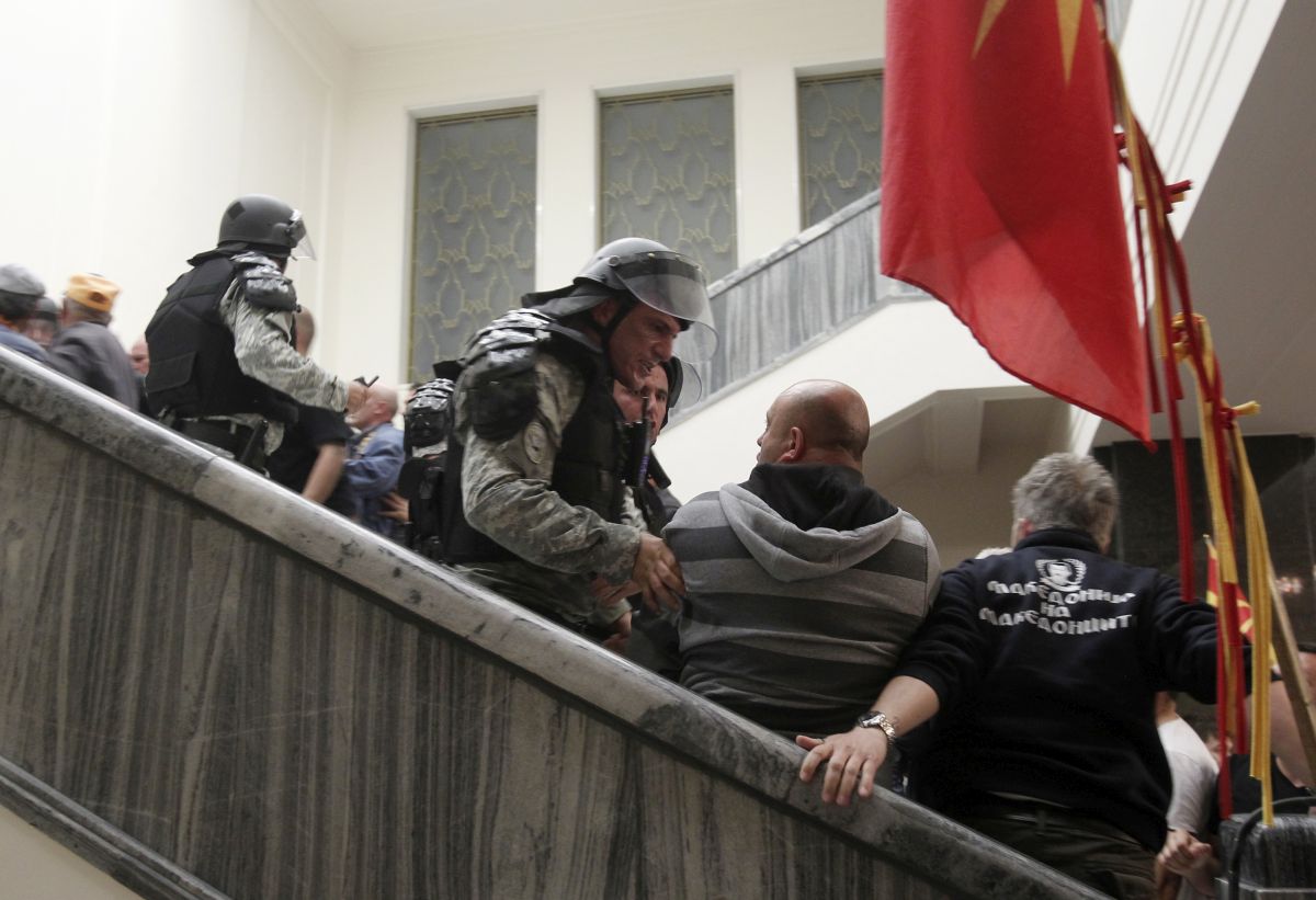 Група граждани нахлуха в парламента в Скопие