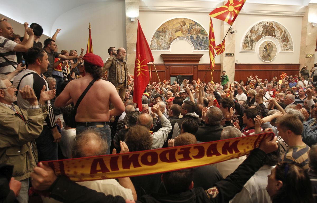 Група граждани нахлуха в парламента в Скопие