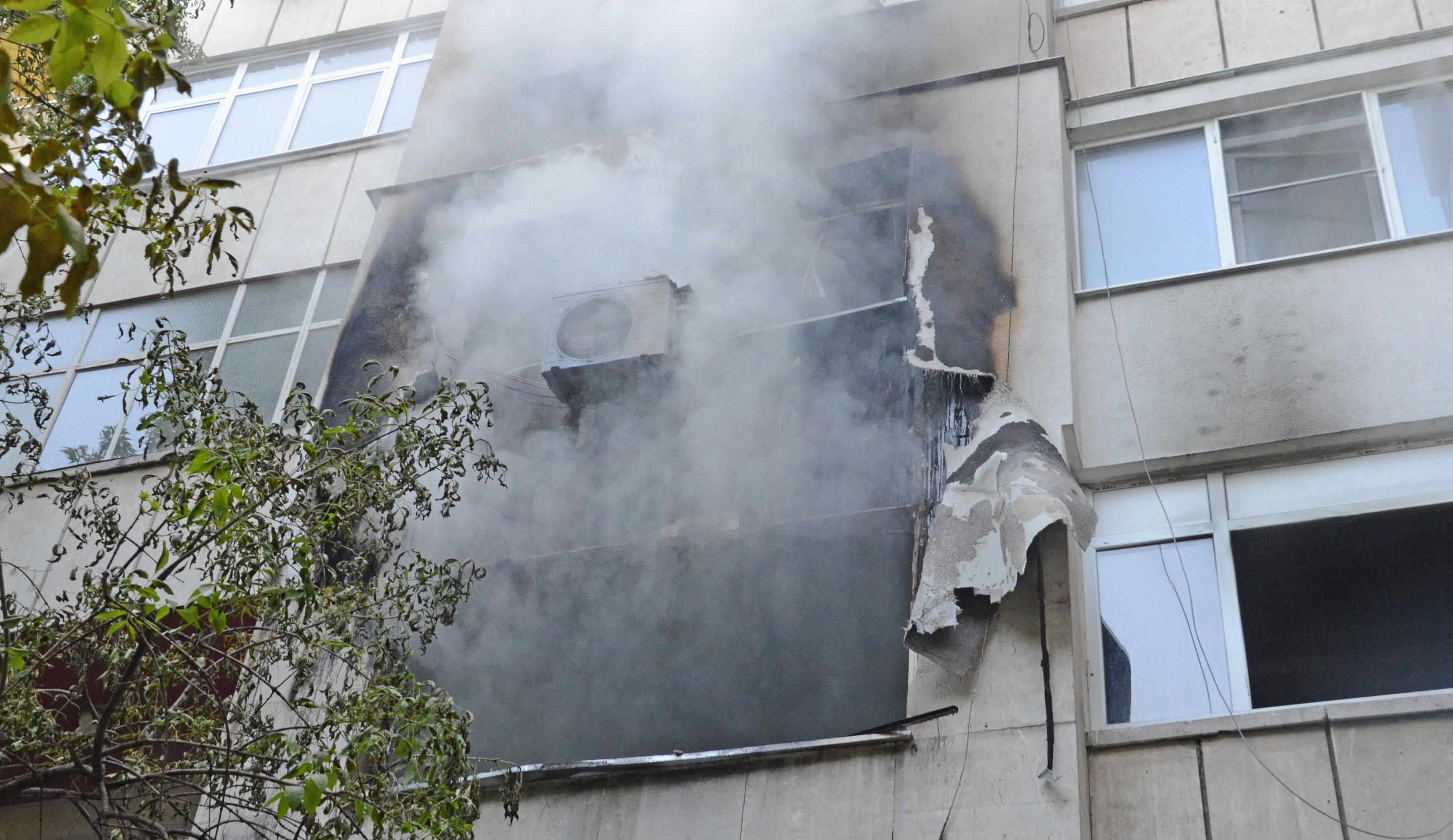 Газова бутилка се взриви в жилищен блок в Русе (снимки)