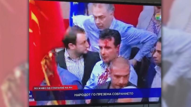 Лидерът на опозицията в Македония Зоран Заев беше бит при атаката на парламента