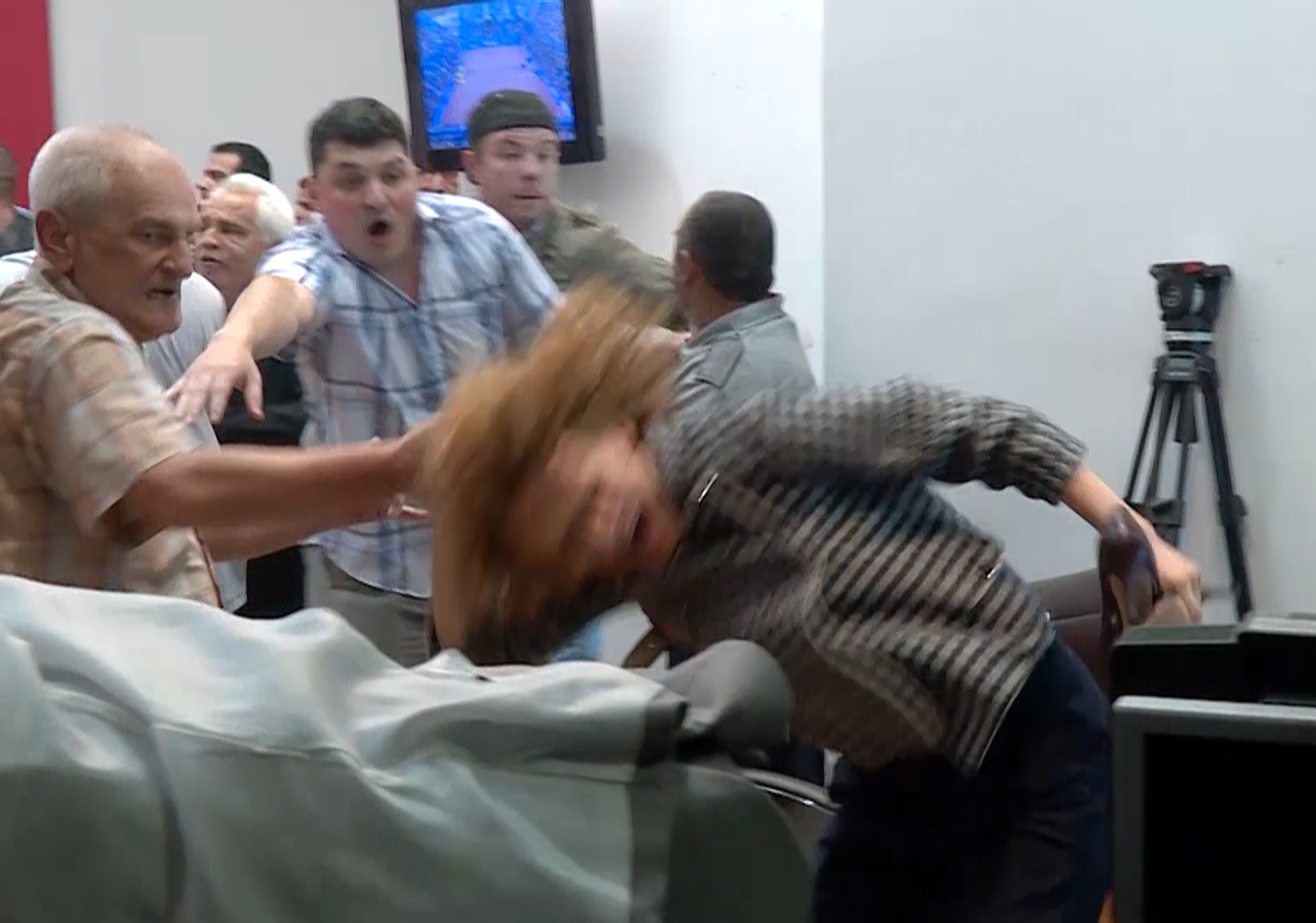 Депутатка беше жестоко оскубана от протестиращ в парламента на Македония
