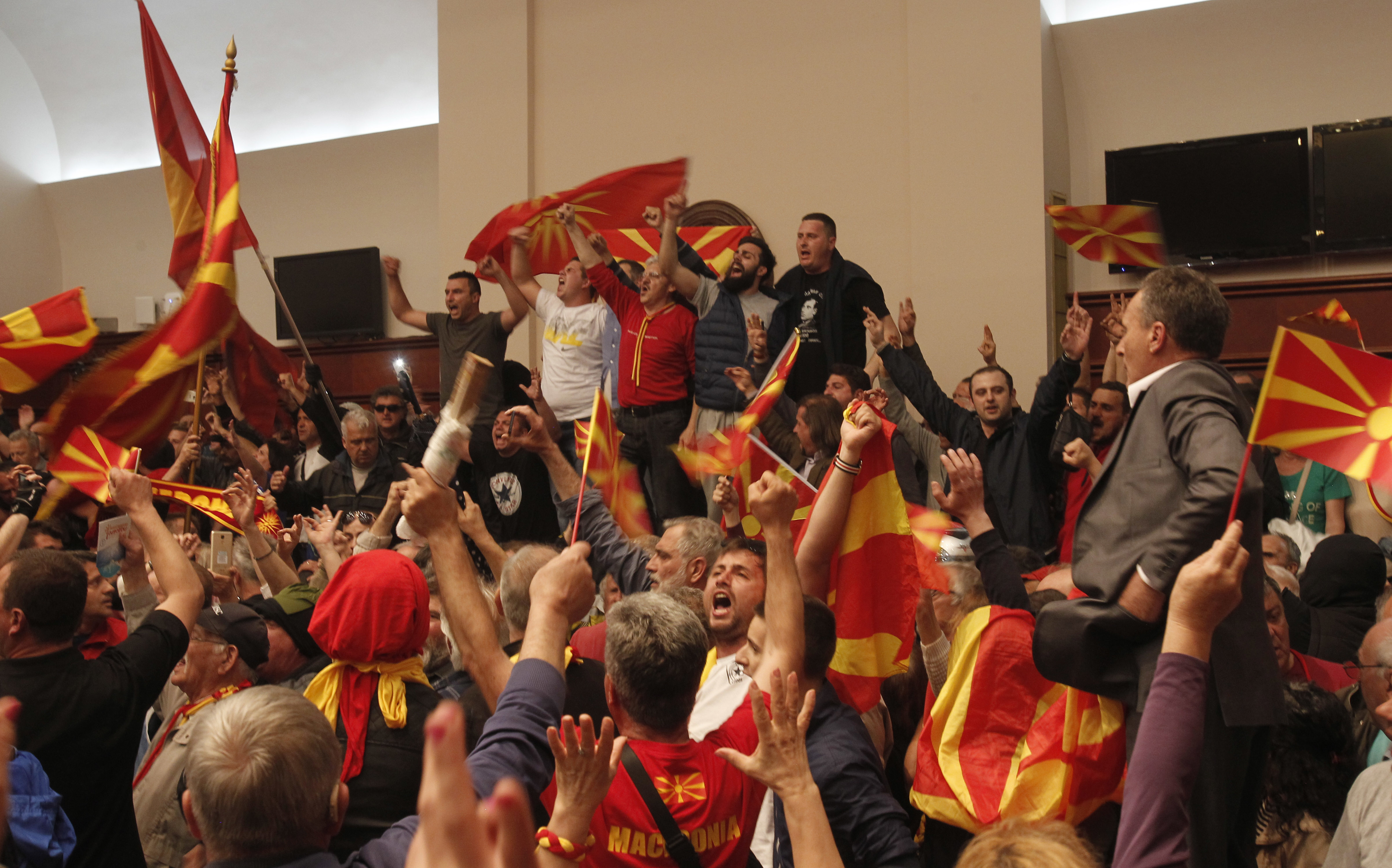 Недоволните македонци, които нахлуха в Събранието, се заканиха да не спират протестите