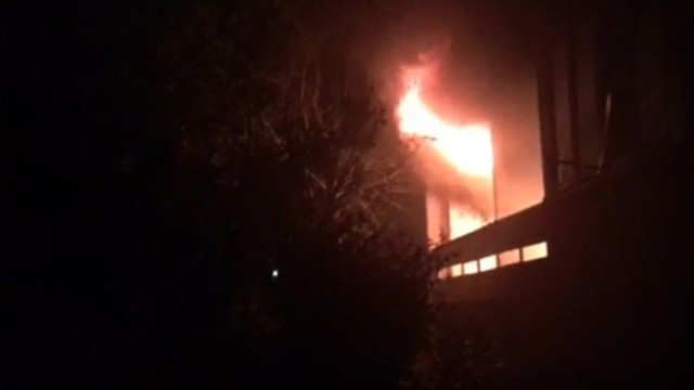 Пожар в жилищен блок в София, жена е с опасност за живота