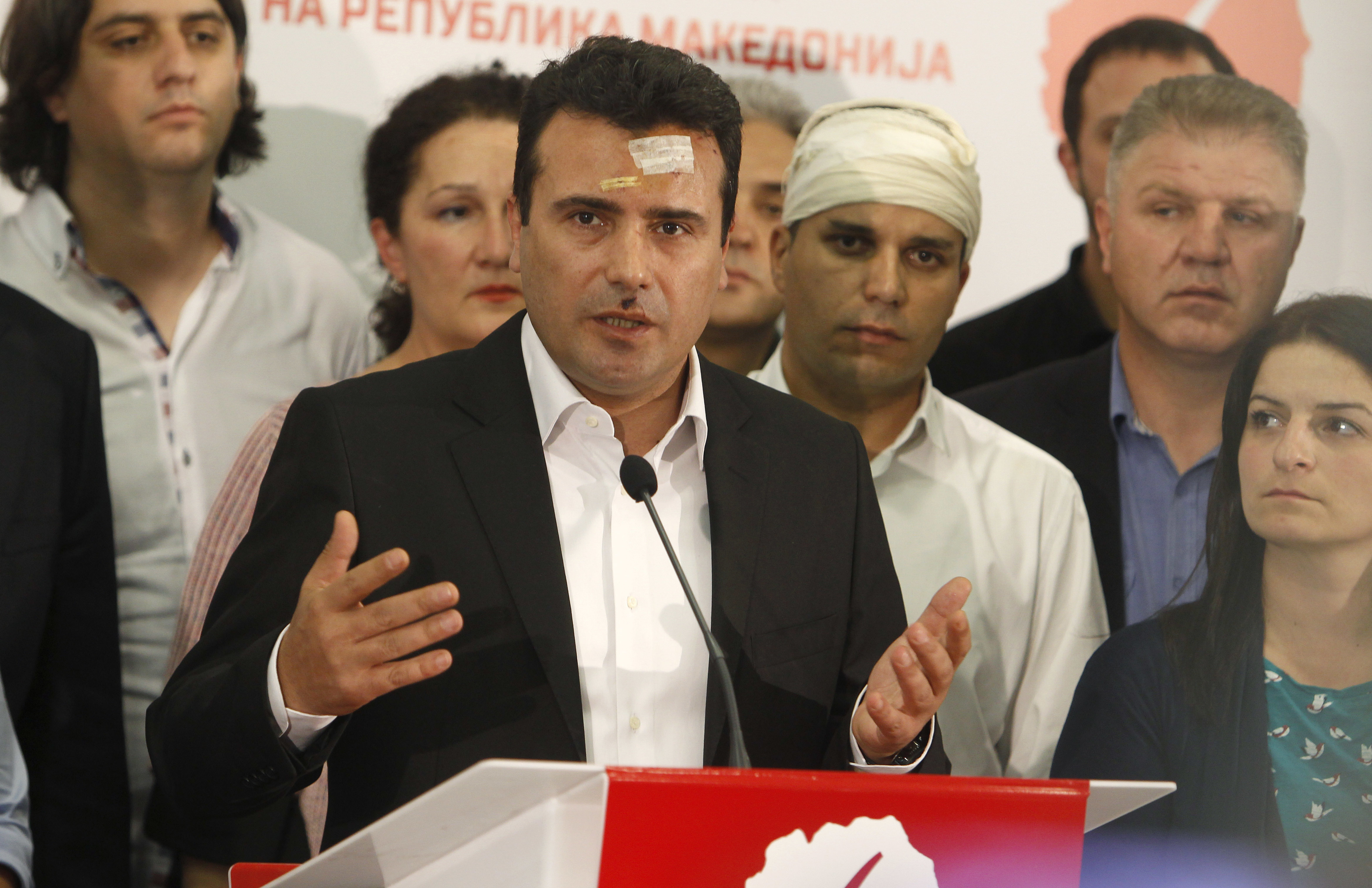 Лидерът на опозицията в Македония Зоран Заев беше ранен при атаката на парламента