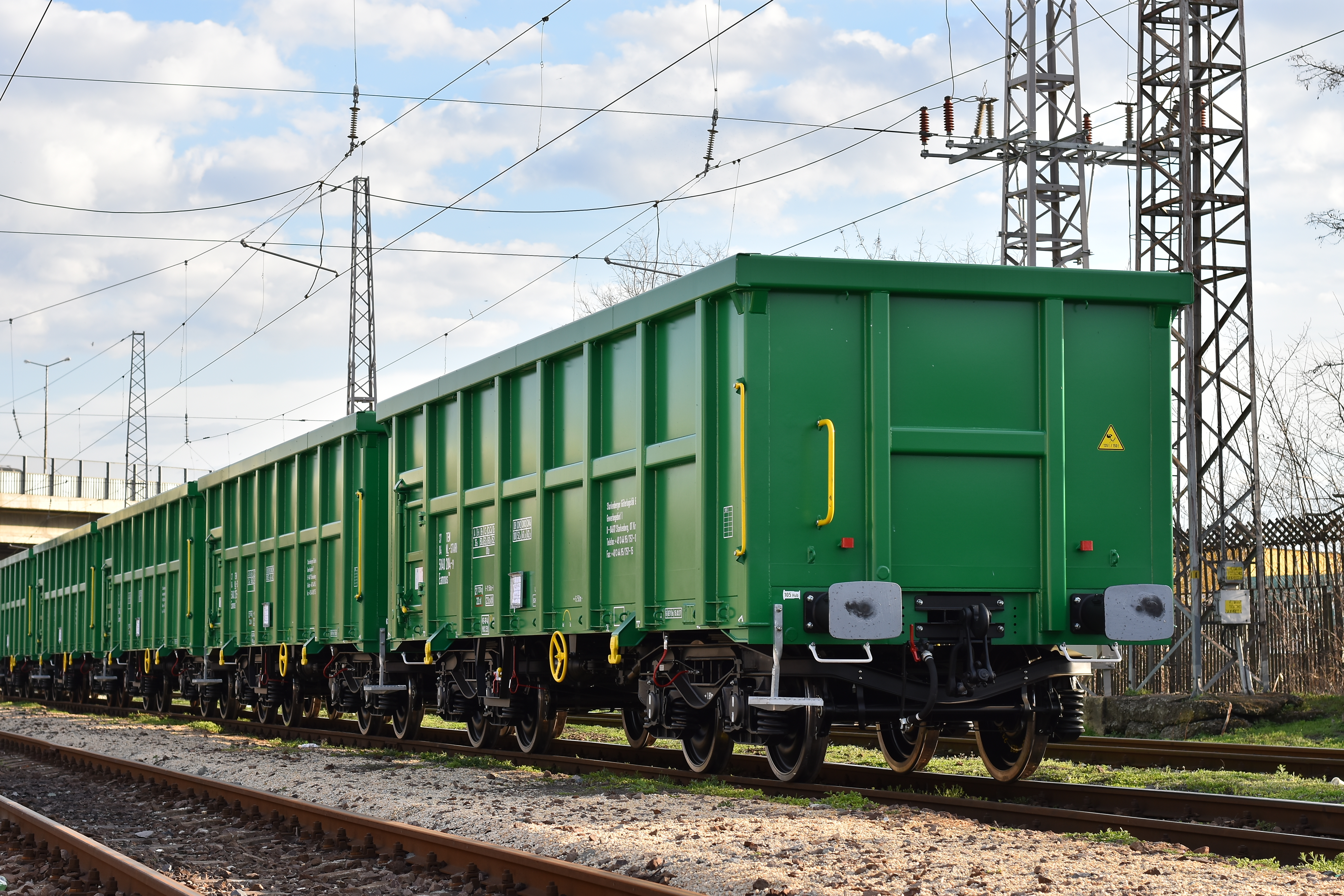 Влакът, носещ името ”Източен вятър”, може да превозва около 88 транспортни контейнера