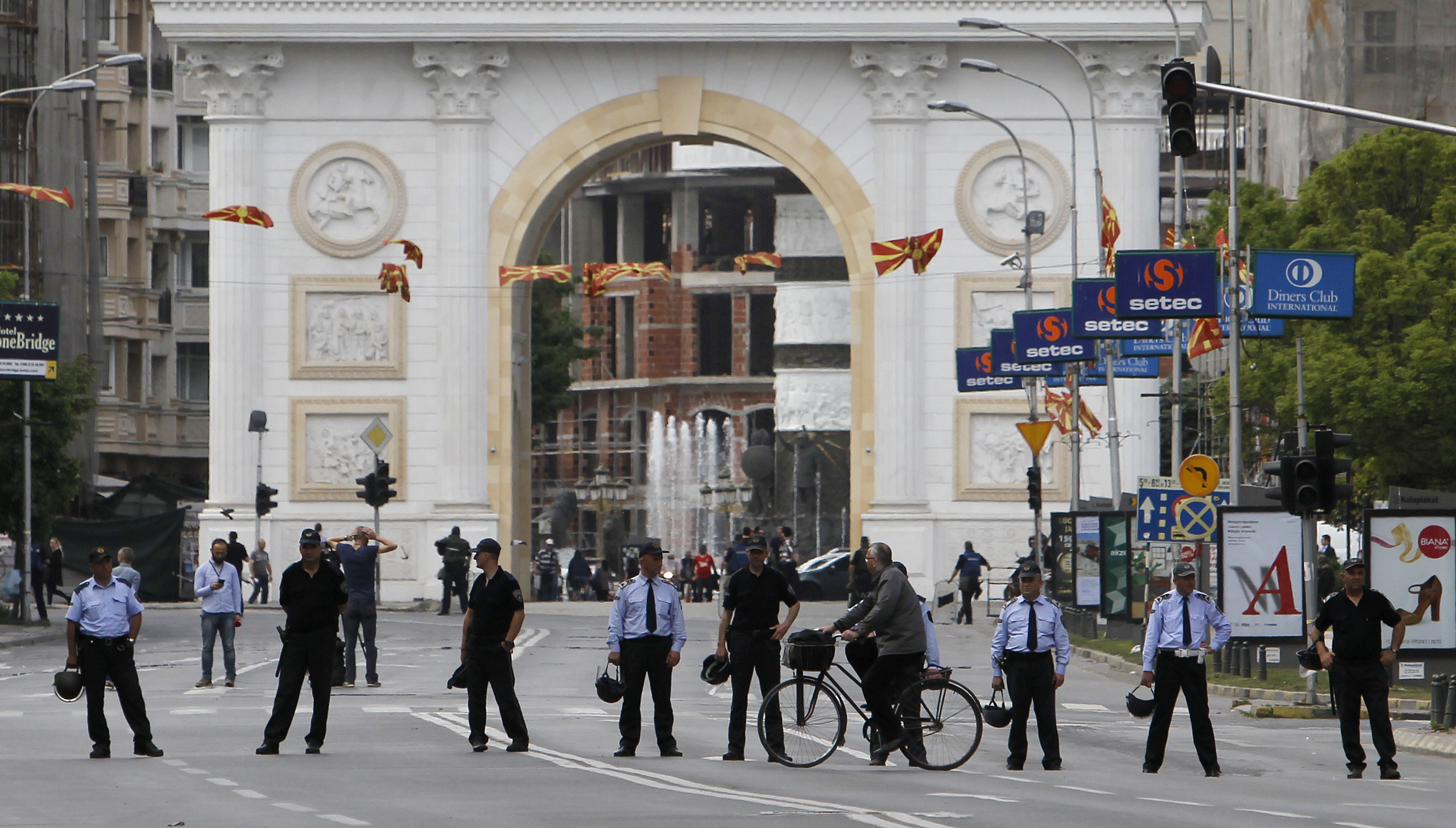 Полицаи блокират улицата пред парламента на Македония след размириците, при които пострадаха около 100 души