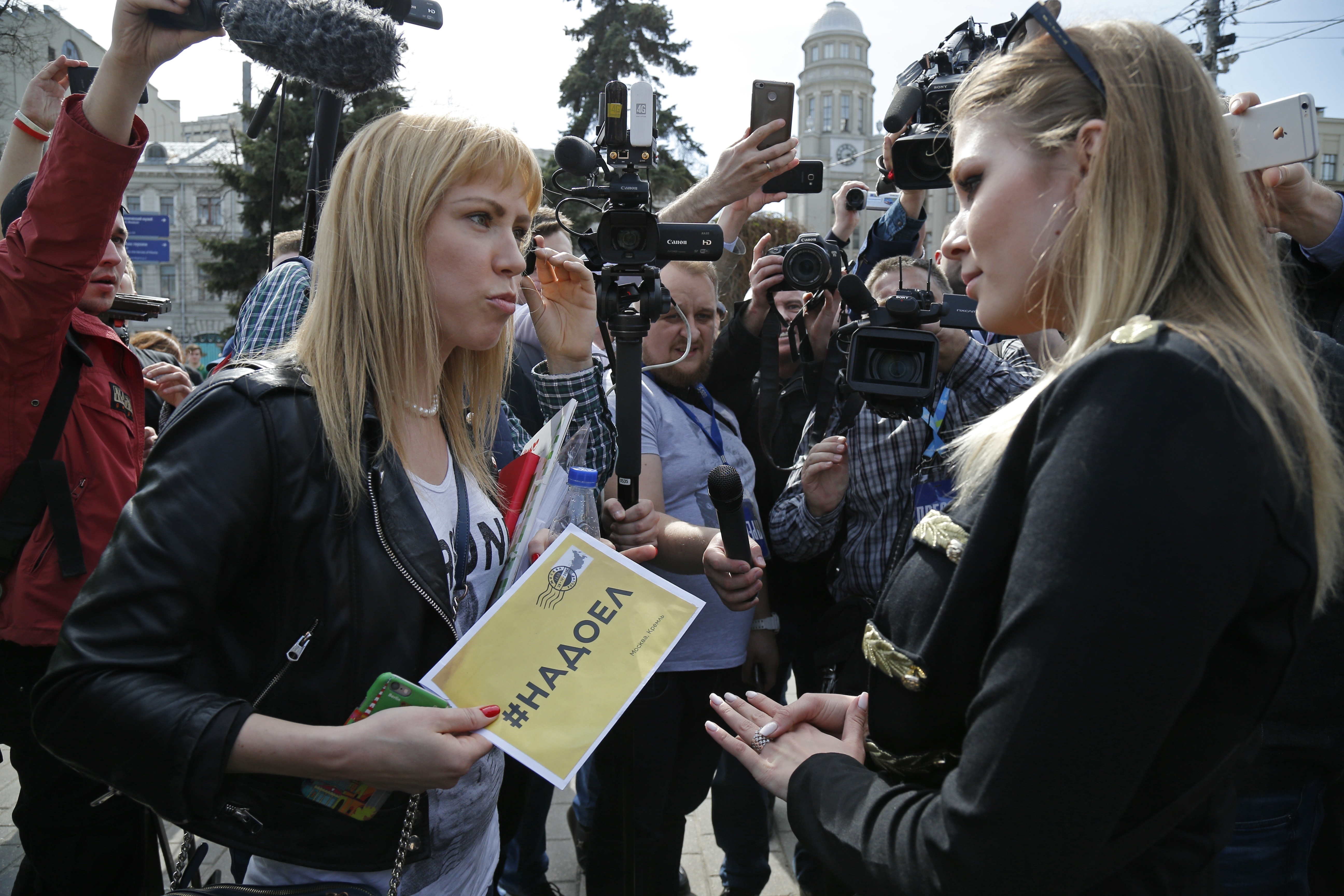 опозиционният лидер Мария Баронова /вляво/ и пропутинската активистка Мария Катасонова се срещнаха преди протеста