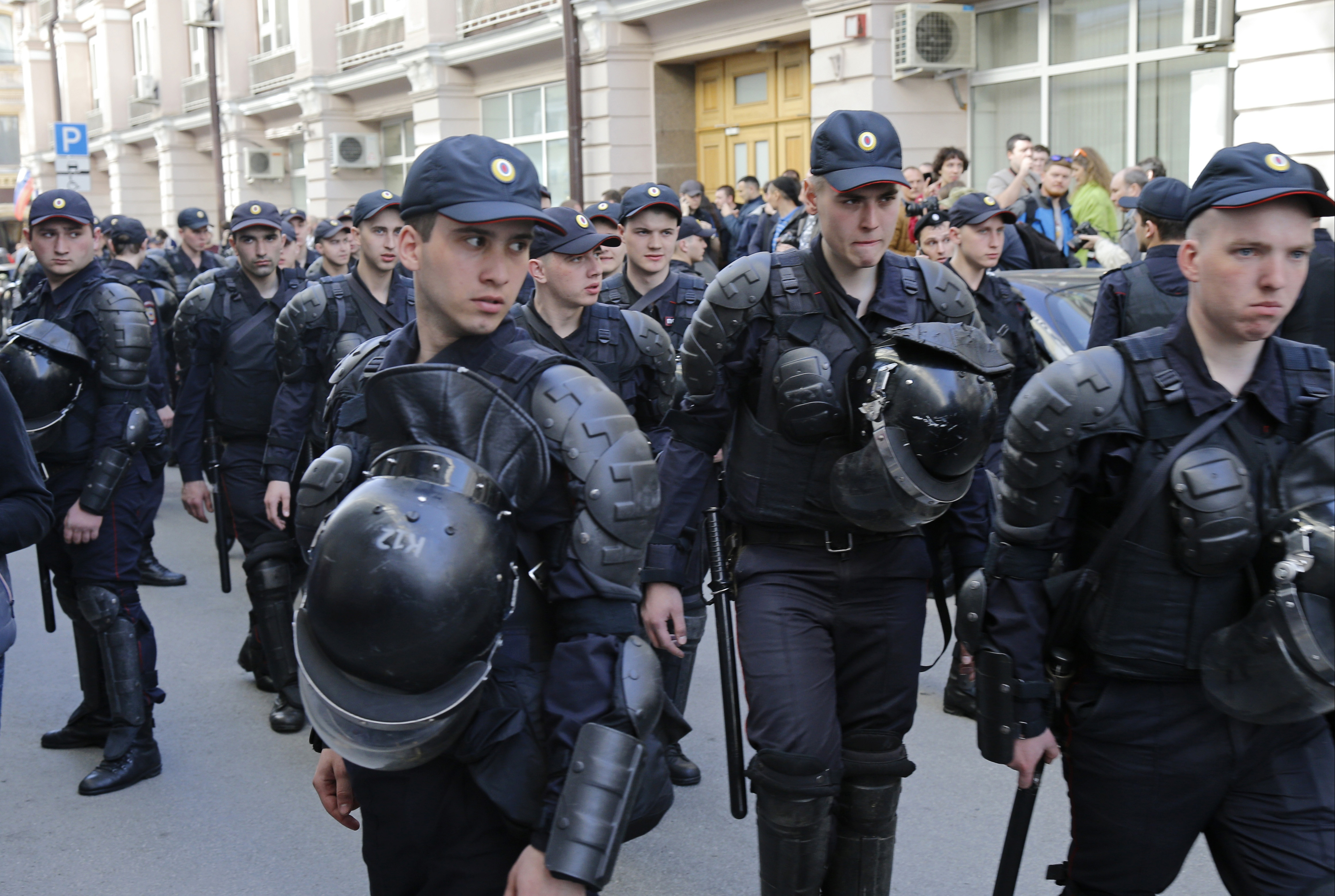 Плътният кордон от полиция пред сградата на президентството в Москва