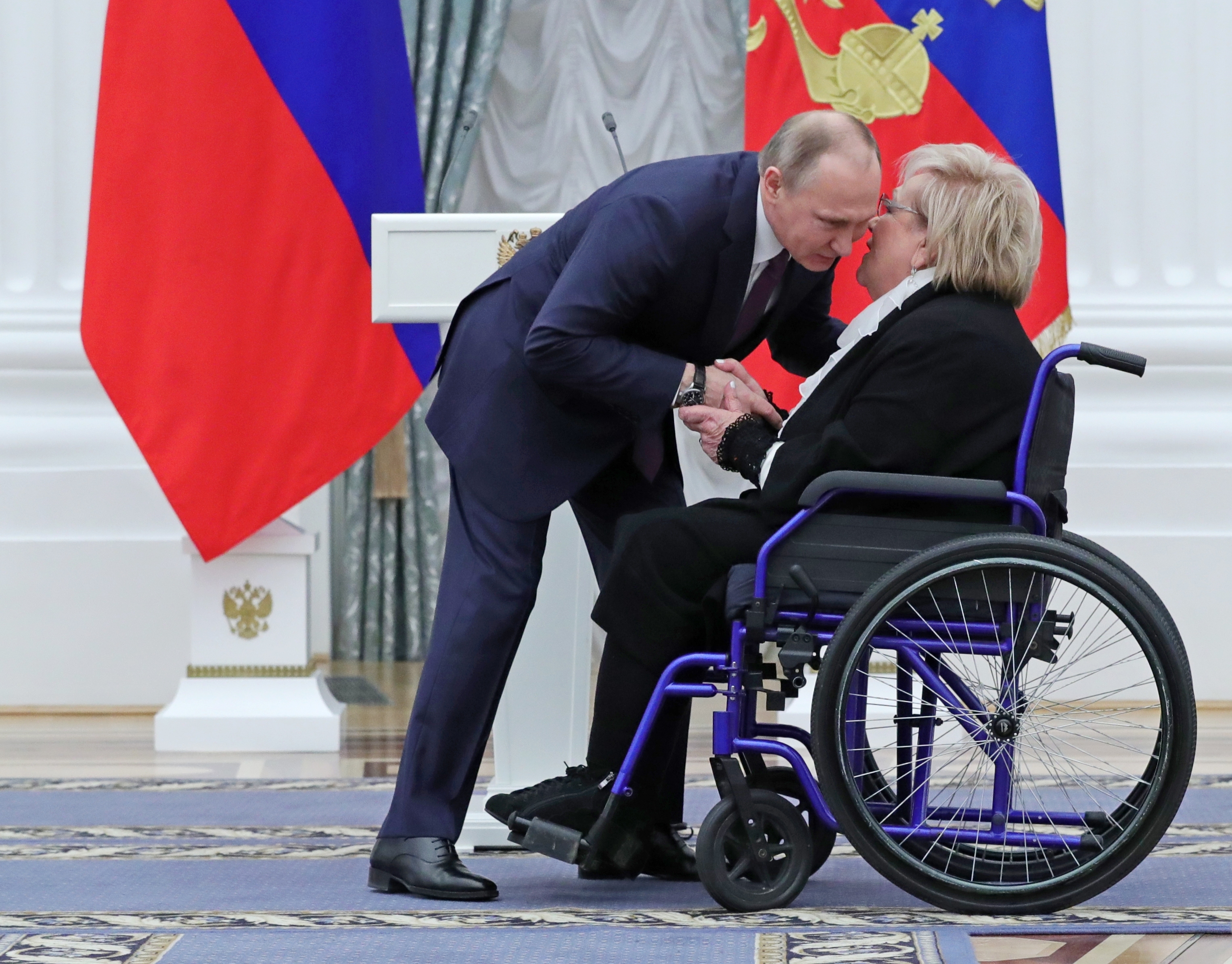 Президентът Путин връчва медал на директора на театър ”Современник” Галина Волчек