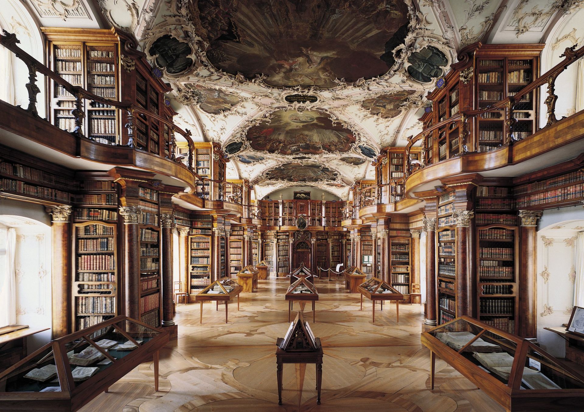 Библиотека в ней находится. Библиотека монастыря Святого Галла в Швейцарии. Библиотека аббатства Санкт-Галлен, Швейцария. Монастырь Санкт Галлен библиотека. Библиотека монастыря Санкт-Флориан, Австрия.